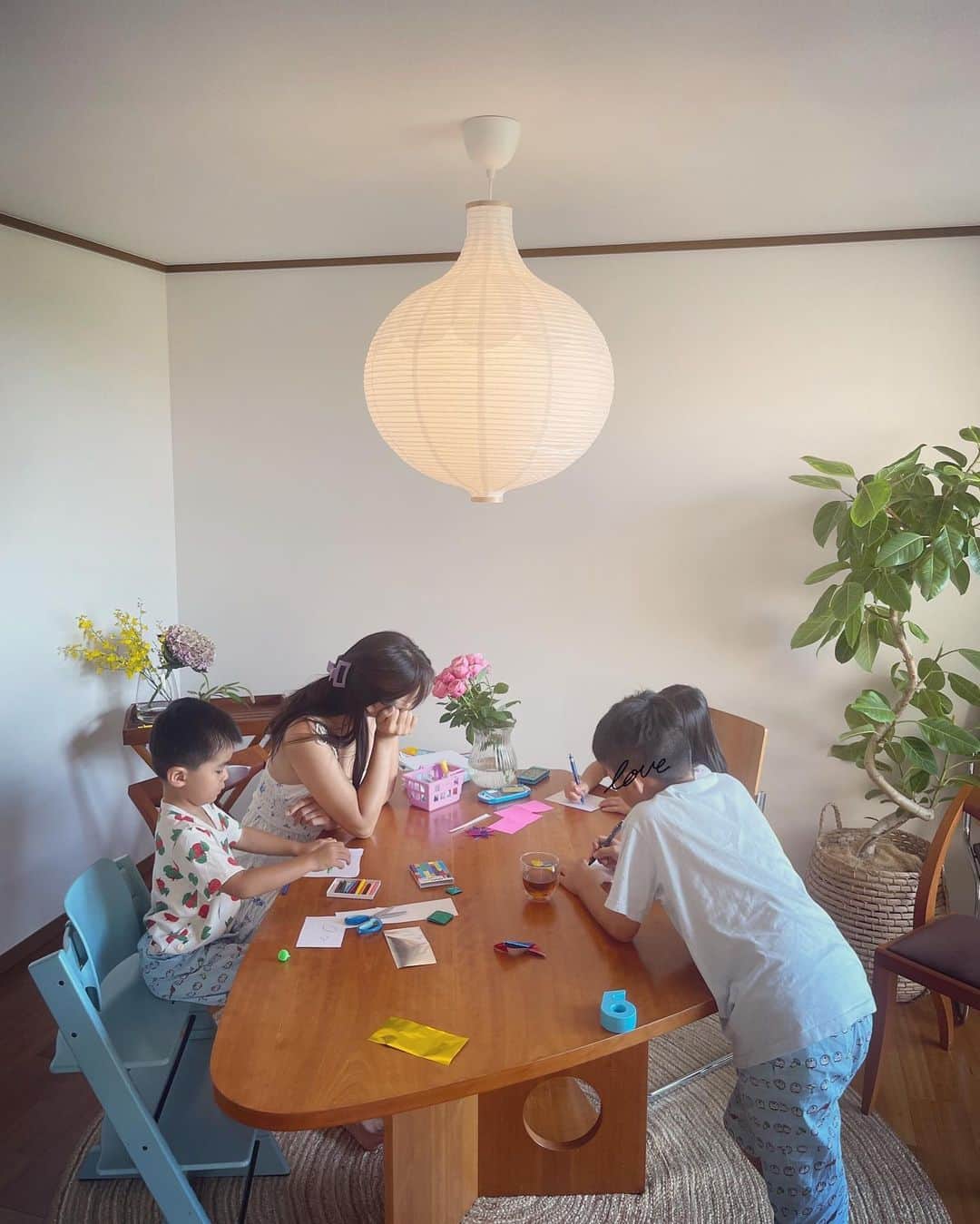 小川ひとみさんのインスタグラム写真 - (小川ひとみInstagram)「Sunday🌈💓 みんなで手作りのBirthday cardを…💝 #sunday #love #family」7月10日 9時55分 - hitomy220