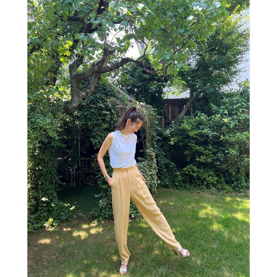 葛岡碧さんのインスタグラム写真 - (葛岡碧Instagram)「☀️🍃🌳😌  先日の緑いっぱいのスタジオ🏠  気持ちいいけど、蚊に気をつけないと！だんだん虫刺されのあとが治りづらくなってきました😅🙈💦  #midorikuzuoka #葛岡碧 #myfashion」7月10日 10時29分 - midori_kuzuoka