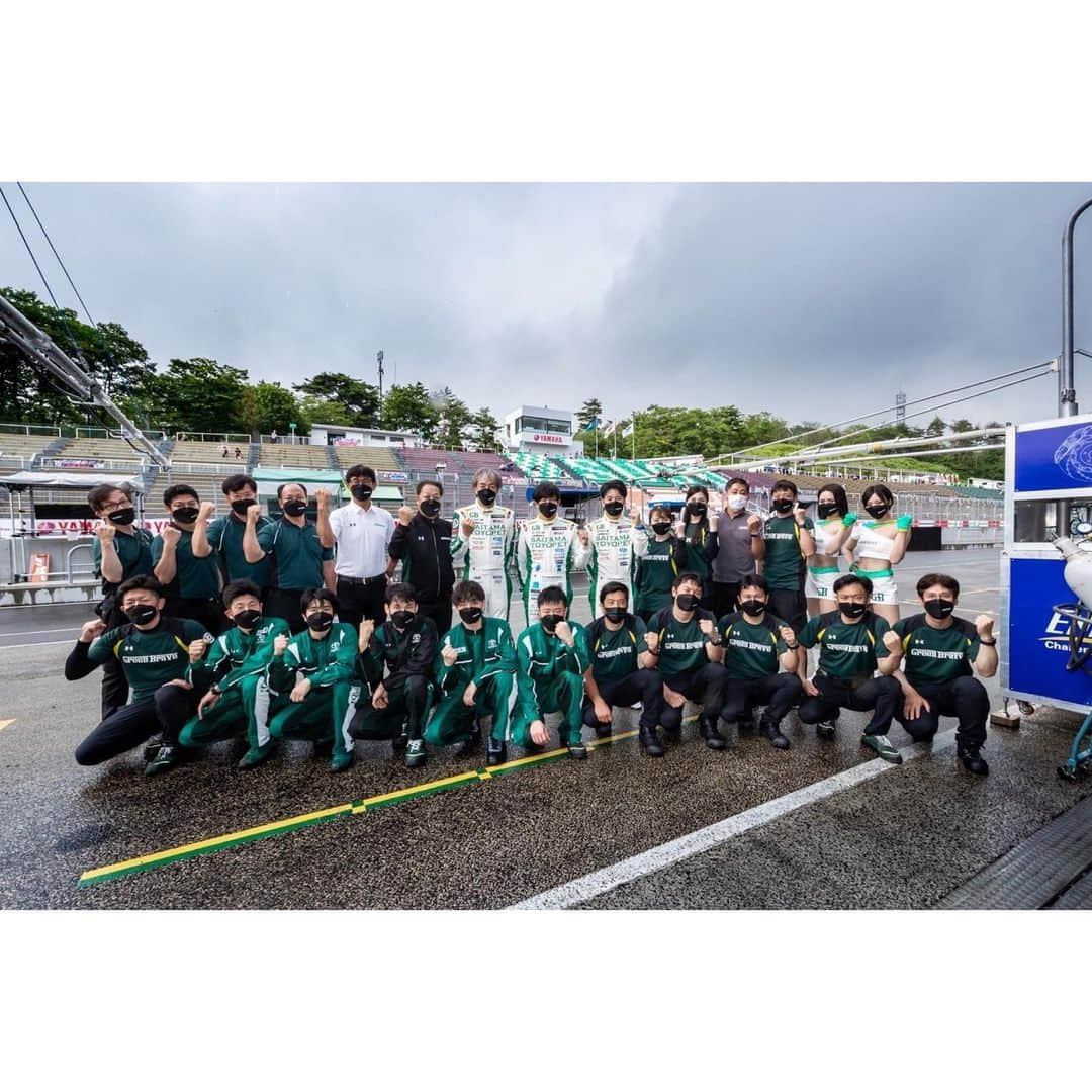 有栖未桜さんのインスタグラム写真 - (有栖未桜Instagram)「スーパー耐久 Rd.3 菅生 決勝3hレース🏎🏁 ⁡ 昨日の安定しない天気からは一転！ めちゃくちゃ快晴でしたね🥹‪🔆‬ 暑かったけどやっぱ快晴が1番だね😚😚 ⁡ ⁡ そんな中52号車は2番手からスタートし 今回の決勝は4位でのフィニッシュでした！！🤘🏻✨ ⁡ 表彰台には届きませんでしたが 今回も52号車は最高にかっこよかったです！！！！ 始まってすぐSCが入ったりとハラハラしましたし 最後52号車は左前のタイヤがパンクと聞いて あのスピードなのでほんとに心配だったのですが 無事戻ってきてチェッカーを受けられて一安心でした🥲💚  ⁡ 今回もたくさんの熱い応援 ほんとにありがとうございました✨ そしてファンの方々もチーム関係者の方々も ほんとにお疲れ様でした✨ ⁡ 次のRd.4オートポリスも 引き続き応援よろしくお願いします"((∩´︶`∩))"💚💚 ⁡ ⁡ ⁡#スーパー耐久 #s耐 #埼玉トヨペットgreenbrave #greenbrave #埼玉トヨペットサポーターズ2022 #レースクイーン #rq #コスプレイヤー #ショートカッ党 #ポートレートモデル #有栖未桜 #みおるー沼 #followme」7月10日 14時09分 - miiion_official