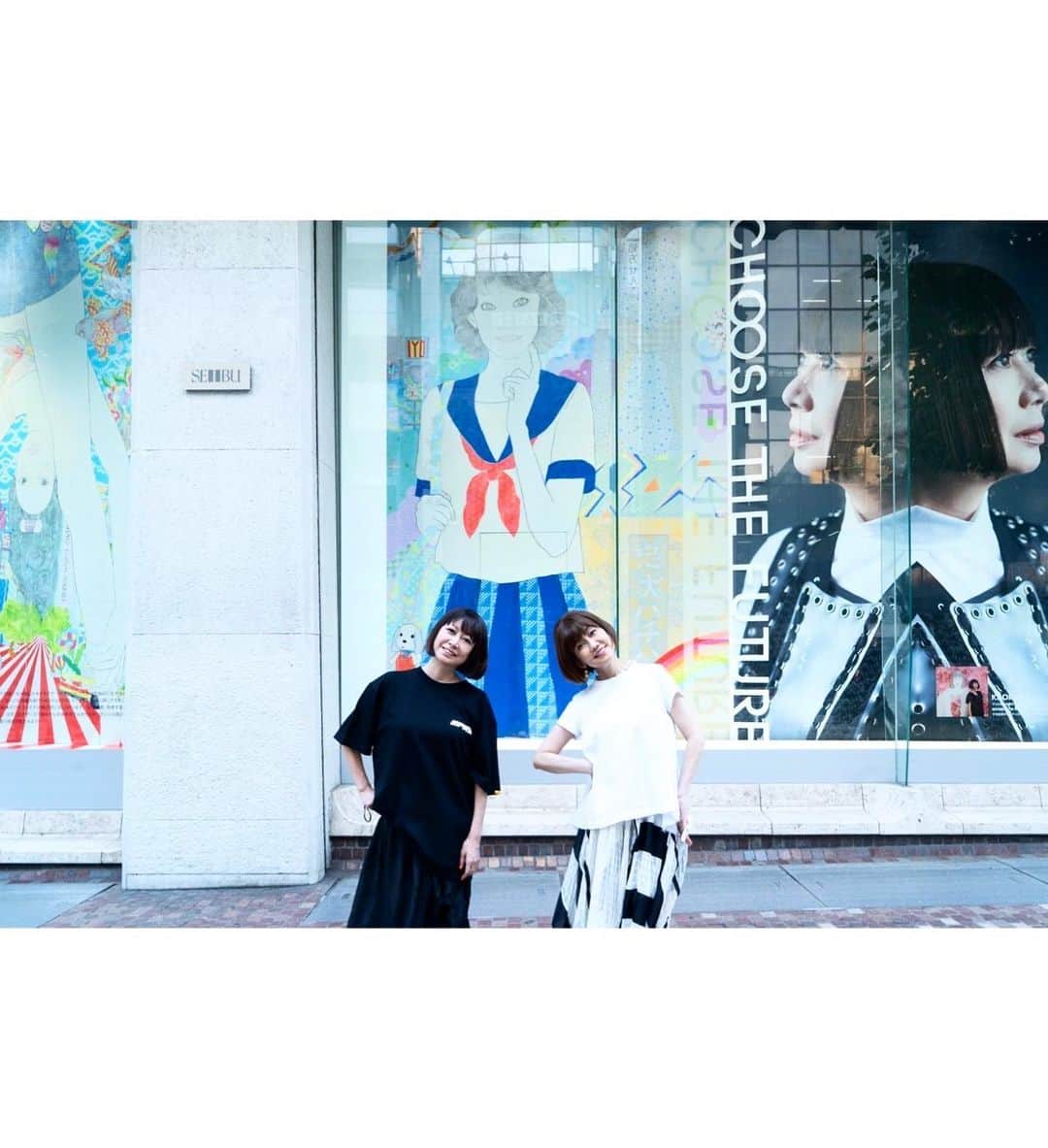 松本伊代さんのインスタグラム写真 - (松本伊代Instagram)「kaoruko の 渋谷西武での個展 渋谷西武ショーウィンドウ 素敵だったな。  ＠kaorukoart  ショーウィンドウを飾る 最後の日 かおちゃんと渋谷西武へ 写真取りに行きました💕  何人の人がこの道を通って、見てくれたことだろう。  かおちゃん ありがとう❤️  かおちゃんのアフターパーティーにて 明和電機さんの オタマトーンに衝撃！  #カオルコ #kaorukoart #K子プロジェクト #明和電機 #オタマトーン #可愛い #センチメンタルジャーニー #オタマトーン練習中 #松本伊代 #iyomatsumoto」7月10日 14時48分 - iyo14_official