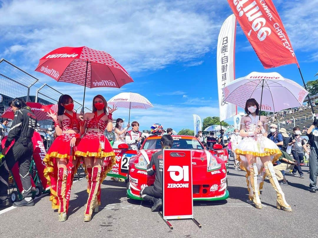 近藤みやびさんのインスタグラム写真 - (近藤みやびInstagram)「スーパー耐久rd.3菅生決勝！ 25号車 TEAM ZEROONEは最後の最後で追い上げて 3位表彰台を獲得しました🥉  最後私たちraffinee ladyたちも大興奮！！！！ 応援ありがとうございました📣  #ラフィーネレディ #ラフィーネミューズ #raffineelady #raffineeμs #raffinee_racing #orientalbio_s耐 #orientalbio_race」7月10日 15時41分 - miyabiiiii_kondooooo