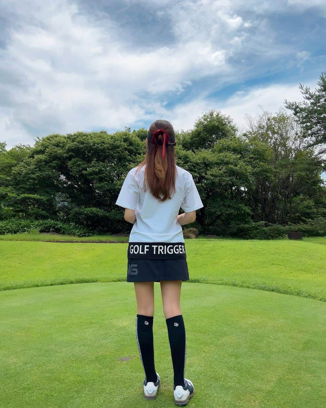 MAYUさんのインスタグラム写真 - (MAYUInstagram)「. モノトーンなシンプルコーデしてみた⛳️🖤🤍 . このトップスは後ろに文字が入ってるからそれを見せたくて、アウトにして着たよん😆✨ バックスタイルかっこよくみえるし ストレッチきいてて着心地良き🙆🏻‍♀️！ @golftriggerofficial 🎩 . 新作が発売されてて、先着100名様にイメージキャラクターのゴルトリ君ボクセルステッカーをプレゼント中みたいだから気になる方は是非🎁✨ . スカートは @pingapparel_japan だよ🖤 ミニ丈でお気に入りなの☺️ . . #ゴルフ女子#ゴルフ#ゴルフウェア#ゴルフコーデ#ゴルフファッション#ゴルフトリガー#トリガーウェア#チームトリガー#golf#golfwear#golfwang#golflife#golfstagram#golfaddict#golfcourse#golfclub#golfday#golftrigger#teamtrigger」7月10日 19時19分 - mayu.kina_golf