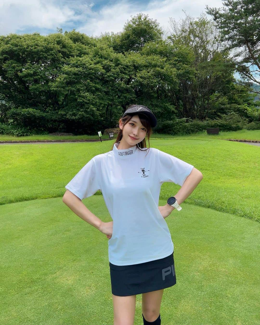 MAYUさんのインスタグラム写真 - (MAYUInstagram)「. モノトーンなシンプルコーデしてみた⛳️🖤🤍 . このトップスは後ろに文字が入ってるからそれを見せたくて、アウトにして着たよん😆✨ バックスタイルかっこよくみえるし ストレッチきいてて着心地良き🙆🏻‍♀️！ @golftriggerofficial 🎩 . 新作が発売されてて、先着100名様にイメージキャラクターのゴルトリ君ボクセルステッカーをプレゼント中みたいだから気になる方は是非🎁✨ . スカートは @pingapparel_japan だよ🖤 ミニ丈でお気に入りなの☺️ . . #ゴルフ女子#ゴルフ#ゴルフウェア#ゴルフコーデ#ゴルフファッション#ゴルフトリガー#トリガーウェア#チームトリガー#golf#golfwear#golfwang#golflife#golfstagram#golfaddict#golfcourse#golfclub#golfday#golftrigger#teamtrigger」7月10日 19時19分 - mayu.kina_golf