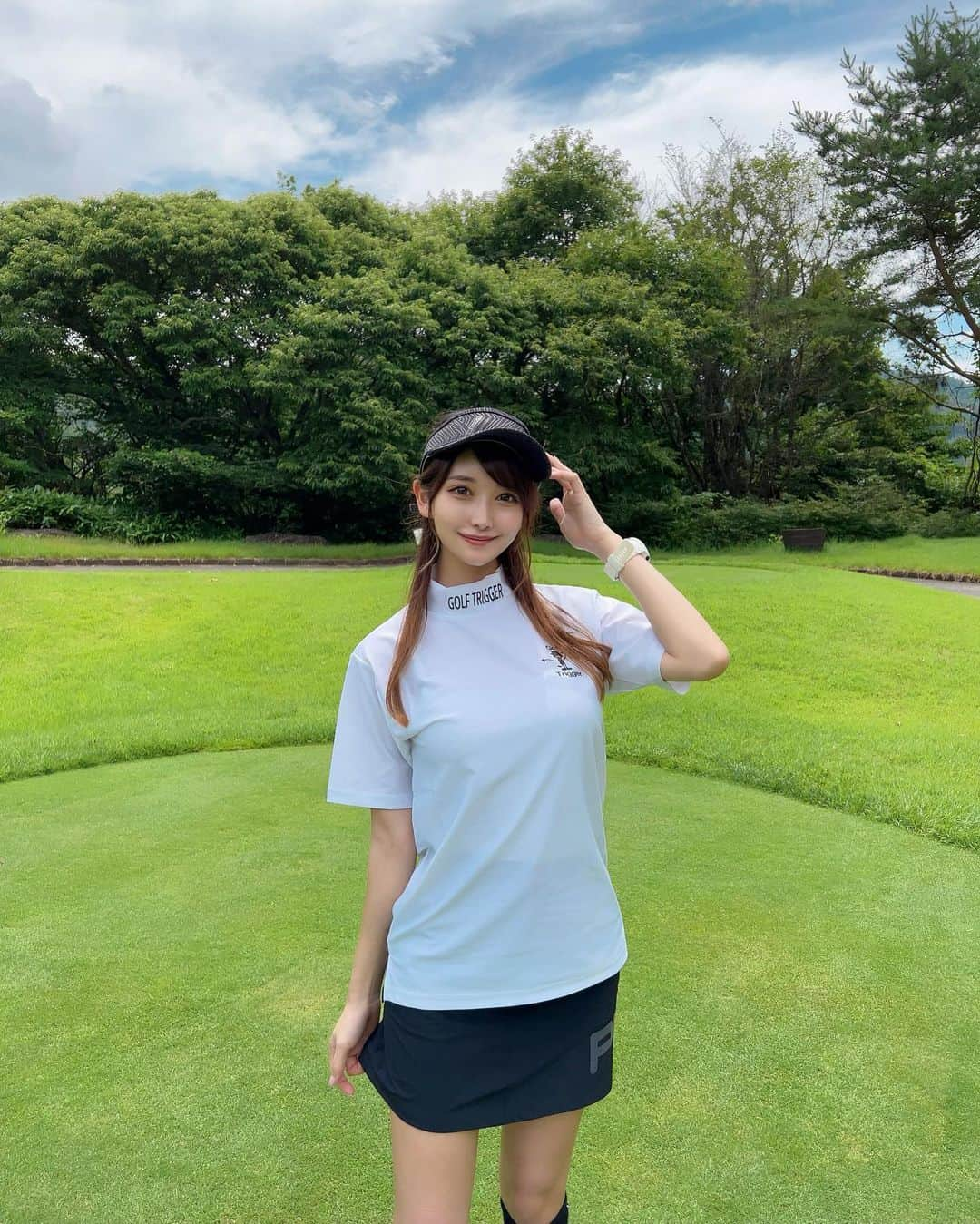 MAYUさんのインスタグラム写真 - (MAYUInstagram)「. モノトーンなシンプルコーデしてみた⛳️🖤🤍 . このトップスは後ろに文字が入ってるからそれを見せたくて、アウトにして着たよん😆✨ バックスタイルかっこよくみえるし ストレッチきいてて着心地良き🙆🏻‍♀️！ @golftriggerofficial 🎩 . 新作が発売されてて、先着100名様にイメージキャラクターのゴルトリ君ボクセルステッカーをプレゼント中みたいだから気になる方は是非🎁✨ . スカートは @pingapparel_japan だよ🖤 ミニ丈でお気に入りなの☺️ . . #ゴルフ女子#ゴルフ#ゴルフウェア#ゴルフコーデ#ゴルフファッション#ゴルフトリガー#トリガーウェア#チームトリガー#golf#golfwear#golfwang#golflife#golfstagram#golfaddict#golfcourse#golfclub#golfday#golftrigger#teamtrigger」7月10日 19時19分 - mayu.kina_golf