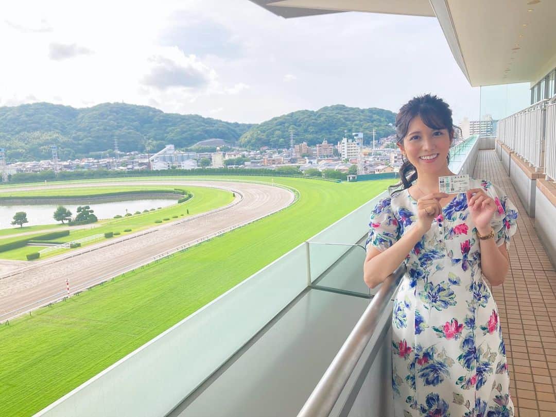 石川彩夏さんのインスタグラム写真 - (石川彩夏Instagram)「#小倉競馬場 で行われた🌻 「競馬エキスパートによる熱き展開予想！」 #辻三蔵 さんと一緒に登場させて頂きました☺️ * 小倉競馬場のモニターから多くの人が見て下さっていたとの事で大変嬉しく思います🥰 最後までご覧頂きありがとうございました🥰 * 辻三蔵さんのトークが面白くて😂あっという間に感じました✨ 辻さんとは初めてお会いしたのですが、始まる前も後も沢山お話して😂笑いっぱなしでした☺️✨ * イベントでは私の予想も発表させて頂いたのですが🤭 #プロキオンステークス は本命の #ゲンパチルシファー が１着で来てくれました💕 やったねーヽ(*´∀｀*)ノ✨ 実は #七夕賞 も◎〇がバッチリ来てくれました🥺💕 予想した2レースの両方当たって安心しましたっ😌 私の推奨馬を購入して下さっていた方もいるようで嬉しいです🥰 ありがとうございましたっ🌻 * 小倉競馬場のお写真沢山ありますので また更新しますね☺️ 皆様も是非小倉競馬場へ行ってみてくださいね🌻💕」7月10日 19時32分 - ayaka0711zi