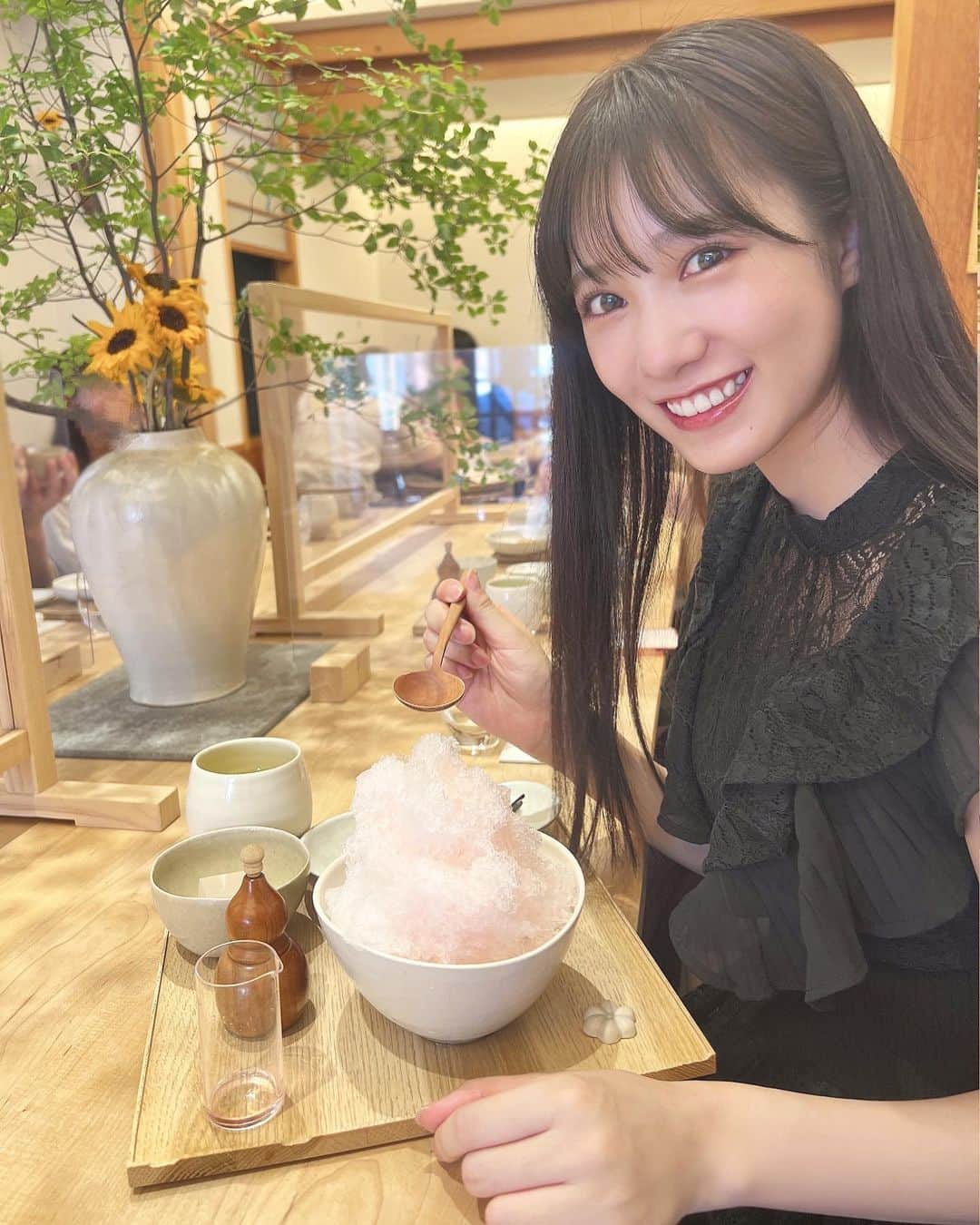 横野すみれさんのインスタグラム写真 - (横野すみれInstagram)「♡🍧氷活🍧♡ ⁡ ⁡ 人生ではじめて、浅草に行ってきたよー🏮⛩！ ⁡ たくさん美味しそうなものをリサーチして 行ったのですがやっぱりかき氷😚！ ⁡ ⁡ かき氷&白玉小鉢セットをいただきました◎ ⁡ ここの大人気メニューの出来立ての白玉はもちもちとろとろで食べ応えもあって美味しかった〜☺️ ⁡ 出来立ての白玉を食べたのは 初めてかも、、？予想以上に美味しくてびっくりした🫢 ⁡ ⁡ かき氷はね〜梅味です🥰 ⁡ 梅ってちょっと珍しいよね？ すっきりした味で梅シロップがあまずっぱくて たまらんでした！🤤甘いの苦手な人でも食べれると思う😗 ⁡ ⁡ これ最高の組み合わせやなぁ🍧🍡 ⁡ ⁡ ⁡  #かき氷 #かきごおりすと #氷活 #かき氷巡り #🍧 #かきごーらー #浅草 #浅草グルメ #浅草スイーツ #東京かき氷 #浅草カフェ #横野すみれ」7月10日 21時19分 - yokono_sumire