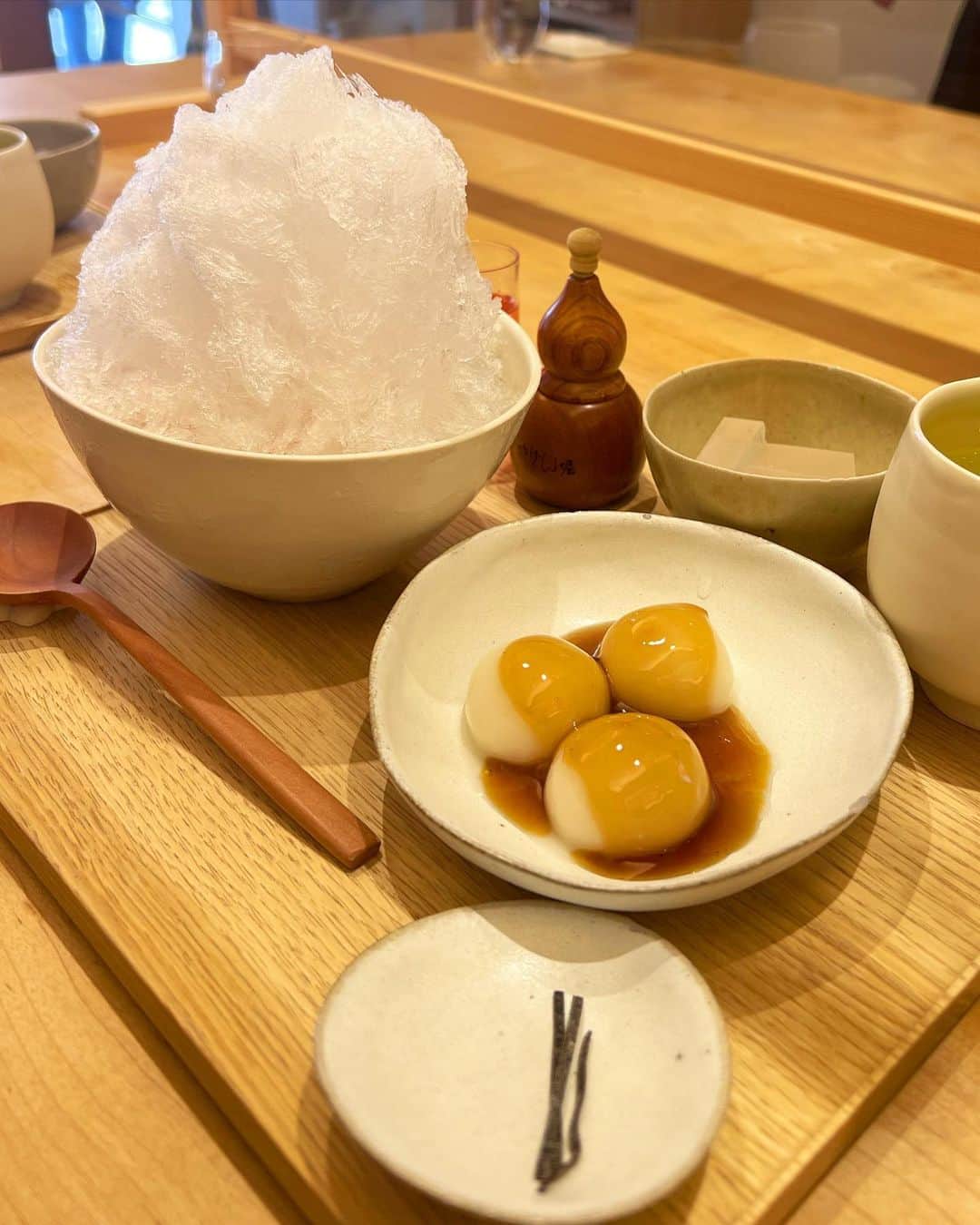 横野すみれさんのインスタグラム写真 - (横野すみれInstagram)「♡🍧氷活🍧♡ ⁡ ⁡ 人生ではじめて、浅草に行ってきたよー🏮⛩！ ⁡ たくさん美味しそうなものをリサーチして 行ったのですがやっぱりかき氷😚！ ⁡ ⁡ かき氷&白玉小鉢セットをいただきました◎ ⁡ ここの大人気メニューの出来立ての白玉はもちもちとろとろで食べ応えもあって美味しかった〜☺️ ⁡ 出来立ての白玉を食べたのは 初めてかも、、？予想以上に美味しくてびっくりした🫢 ⁡ ⁡ かき氷はね〜梅味です🥰 ⁡ 梅ってちょっと珍しいよね？ すっきりした味で梅シロップがあまずっぱくて たまらんでした！🤤甘いの苦手な人でも食べれると思う😗 ⁡ ⁡ これ最高の組み合わせやなぁ🍧🍡 ⁡ ⁡ ⁡  #かき氷 #かきごおりすと #氷活 #かき氷巡り #🍧 #かきごーらー #浅草 #浅草グルメ #浅草スイーツ #東京かき氷 #浅草カフェ #横野すみれ」7月10日 21時19分 - yokono_sumire