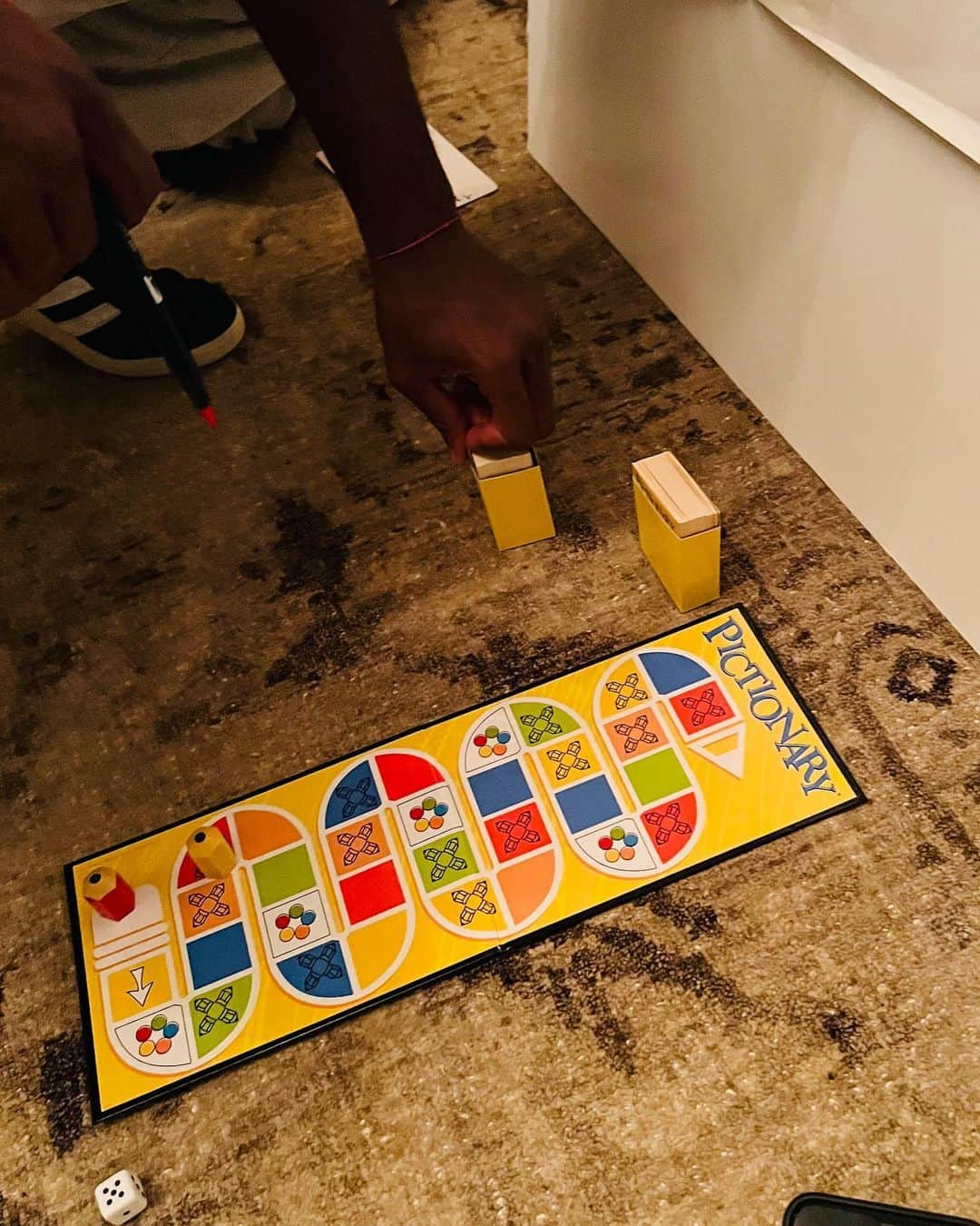 マドンナさんのインスタグラム写真 - (マドンナInstagram)「Last night we played Pictionary……….. I’m trying not to be a sore loser. 🤡」7月11日 3時57分 - madonna