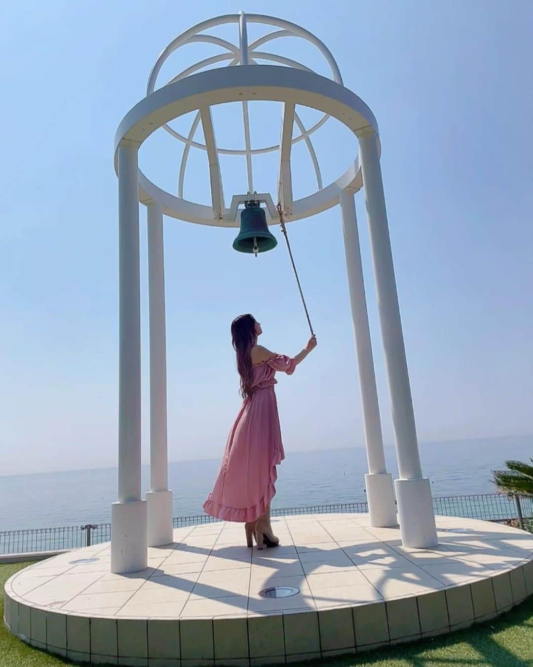 桜井莉菜さんのインスタグラム写真 - (桜井莉菜Instagram)「幸せの鐘🔔💕 さて、ここはどーこだ？🫣💗  #幸せの鐘」7月11日 10時44分 - rina__sakurai