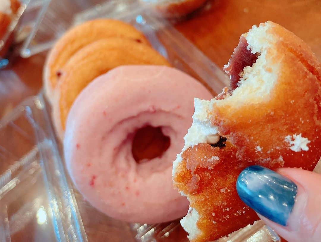 LiSAさんのインスタグラム写真 - (LiSAInstagram)「このドーナツが美味しすぎる🍩 そして安すぎる🍩 これまいにちたべたい🤤 あんクリームといちごチョコとプレーンたべた🤤 #北海道　 #旭川グルメ」7月11日 11時59分 - xlisa_olivex