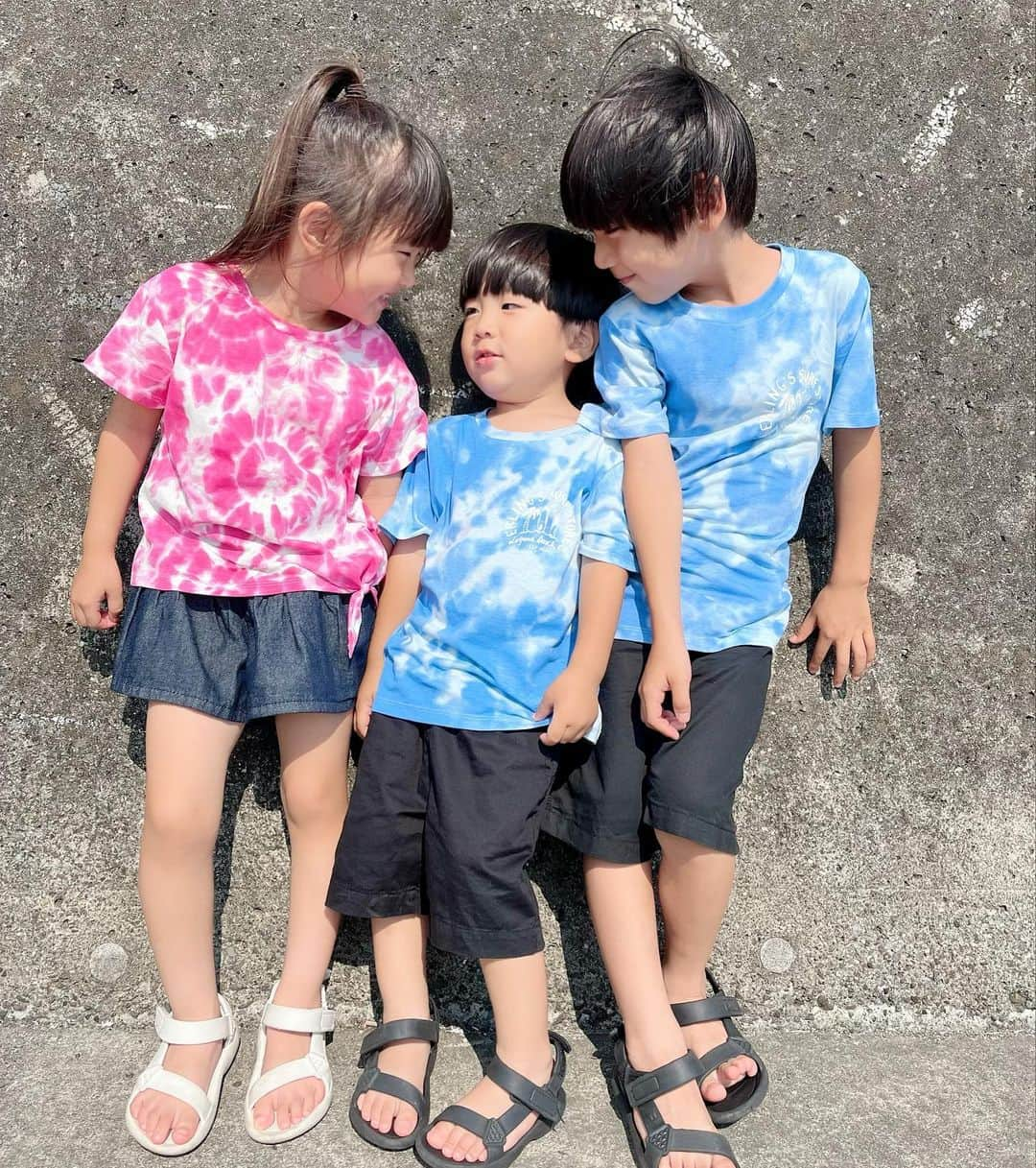 菊地あやかさんのインスタグラム写真 - (菊地あやかInstagram)「. H&MのタイダイTシャツ可愛くて即買い☺︎ サラッと着れてお気に入り👦🏻👧🏻👦🏻🌈❤️‍🔥 #キッズコーデ#HM#えいちあんどえむ#子供服 #男の子ママ#女の子ママ#3兄弟#年子ママ#夏コーデ #お揃いコーデ#リンクコーデ#7歳#5歳#3歳」7月11日 12時17分 - ayaka_official06