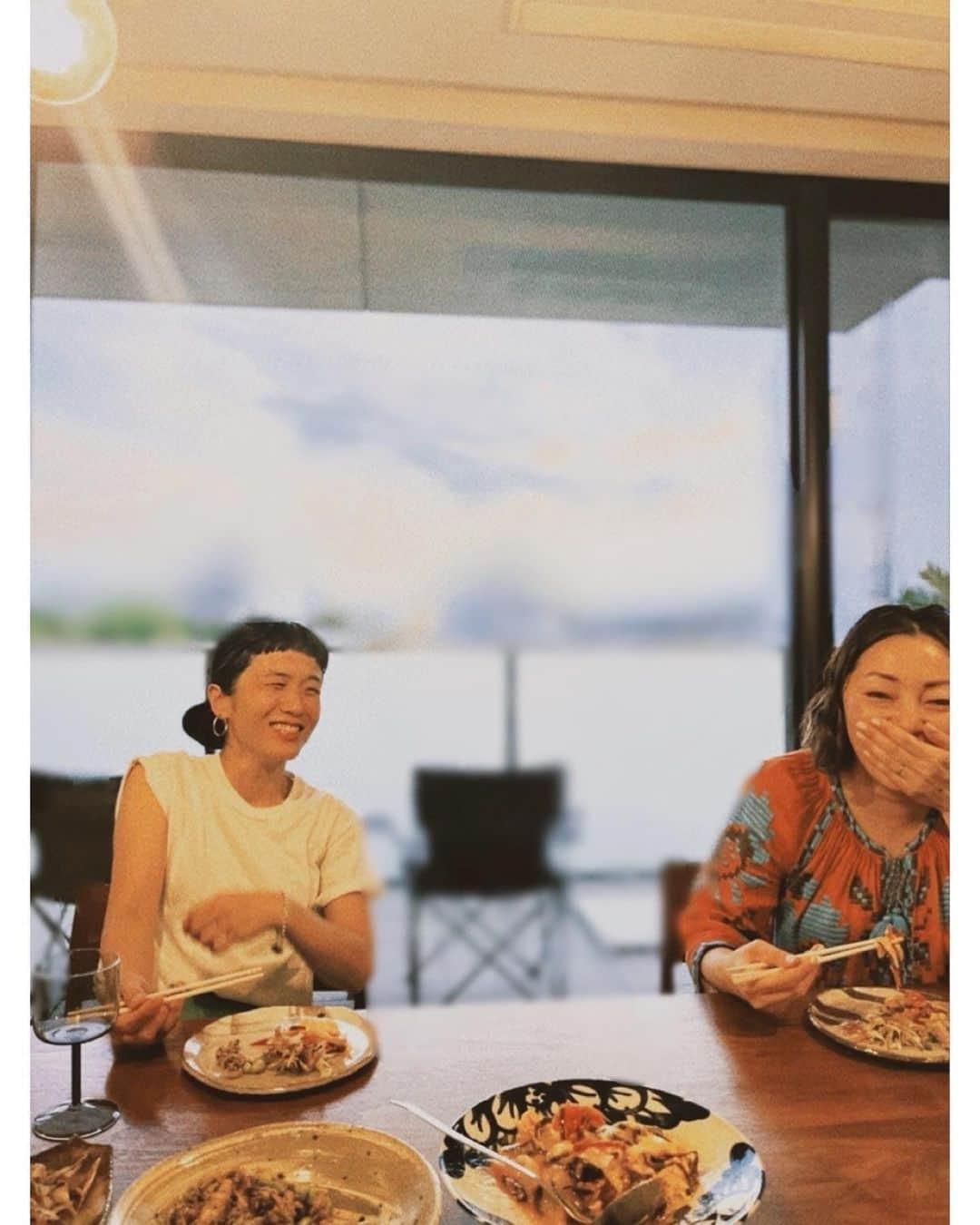 佐々木希さんのインスタグラム写真 - (佐々木希Instagram)「お家にて🍴 よく食べよく笑いいい日になりました☺︎ いつも#iNtimite 撮影ありがとう♡ うちのワンコがいっちゃんの抱っこ紐を気に入って上でずっと寝てた🙏  #飯島伊知子 さん #加藤かすみ さん #木津明子 さん #char さん」7月11日 13時04分 - nozomisasaki_official