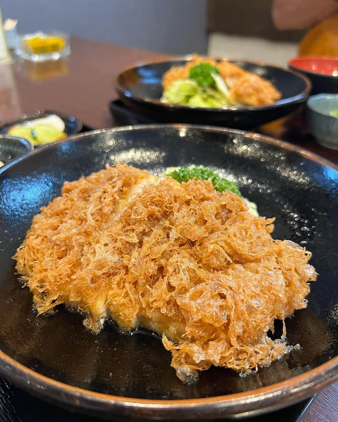 濱野りれさんのインスタグラム写真 - (濱野りれInstagram)「This is not ’Tonkatsu' but 'Chicken Nanban'!! Chicken Nanban is "fried chicken with vinegar and tartar sauce" by dictionary. However, this restaurant, which is called the Chicken Nanban origin, does not have tartar sauce. This surprise may only be understood by the Japanese😂🙌  But please let me share this surprise! It may not exist anywhere else in Japan than here for the most inspiring 'Chicken Nanban' you will ever taste! 📌Restaurant  "直ちゃん" -Naochan in Miyazaki, Japan  . 宮崎といったらチキン南蛮！ 元祖チキン南蛮といわれる"直ちゃん"へ タルタルソースがないチキン南蛮なんてとんかつでしょ！ って思ったら... チキン南蛮だった🤣！なんでー！！！絶妙な酸味、片方だけの衣、これはトンカツではありません🙇❤️ ここ以上のチキン南蛮は日本にあるのか...って思うくらい 美味しかった  市内からはちょっと遠いから高千穂行くついでに寄ったよ🫶(並ぶから時間には余裕を持ってね)  . #miyazaki #miyazakigourmet #naochan #chickennanban #kyushu #kyushutrip #宮崎 #宮崎ランチ #宮崎グルメ #延岡 #延岡グルメ #直ちゃん #チキン南蛮 #九州 #九州グルメ #九州旅行」7月11日 14時27分 - riregram