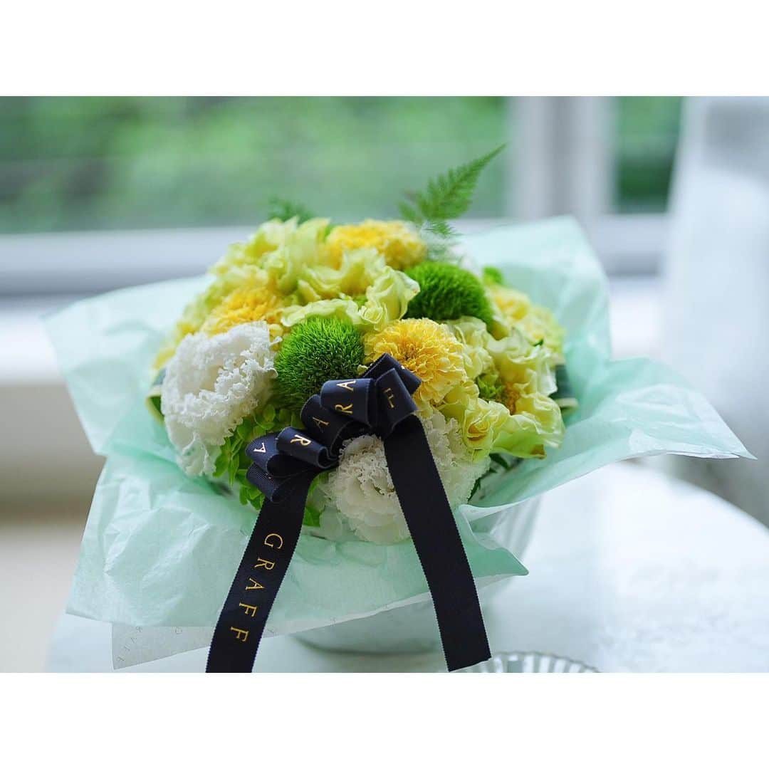 石井美保さんのインスタグラム写真 - (石井美保Instagram)「GRAFFからお花を頂きました。ジュエリーの輝きもさることながら、店舗で受けるホスピタリティが本当に素晴らしく、ずっと大切に、ずっと思い入れ深く身につけられる一生モノをと思わされます。#graff」7月11日 15時29分 - miho_ishii