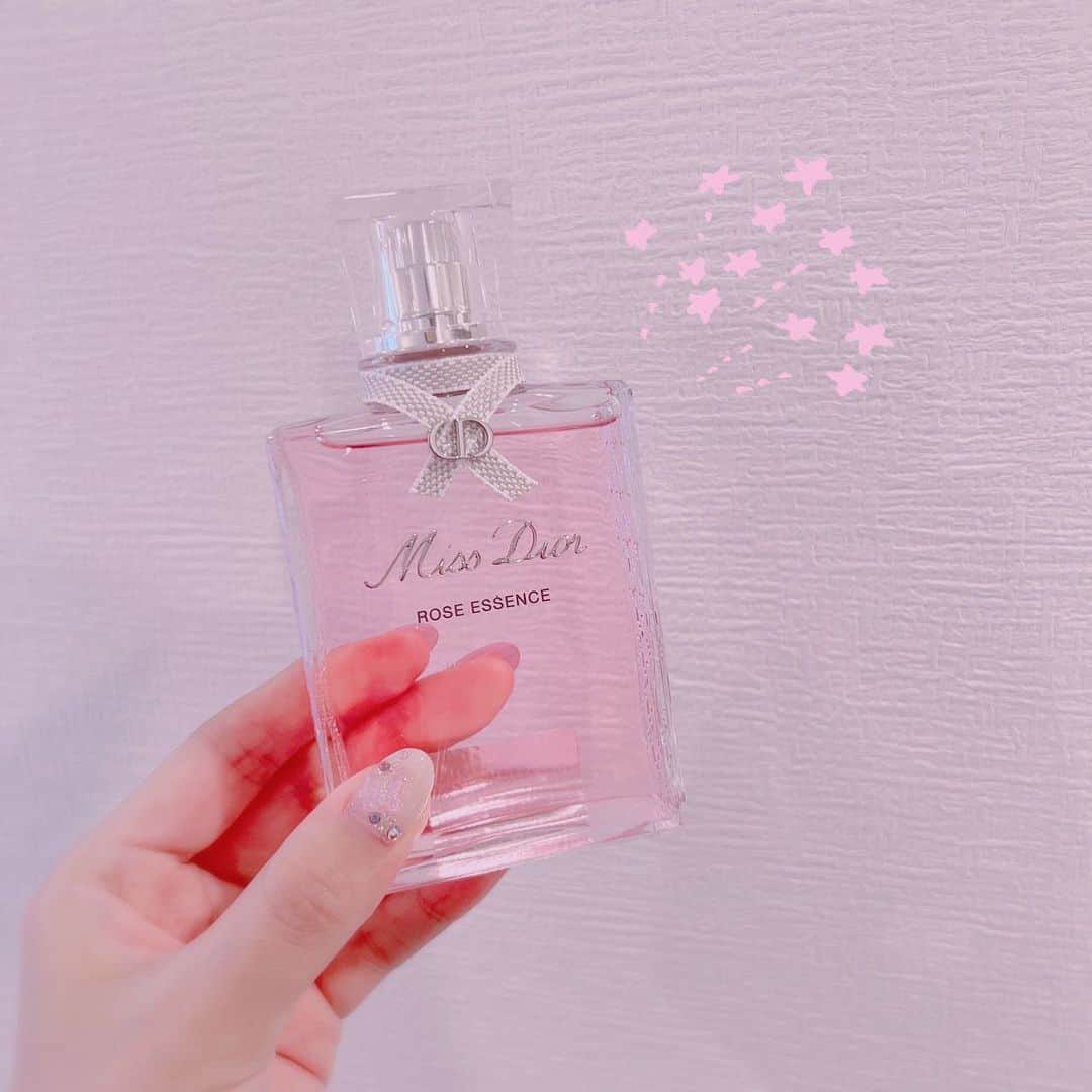 井口裕香さんのインスタグラム写真 - (井口裕香Instagram)「💐💓💗 じゃ〜〜〜ん！！！ せとちゃまから頂いてしまいました🥹 おでぃおーるさま！の！香水！と！お手紙！！！💌💐💓  #すきになっちゃうぅぅぅ  めちゃくちゃ良い香りでモテそうです🤤💓←安易 ボトルもめちゃくちゃかわいい！ お部屋に飾るだけで良い女になれそうです🤤💓←安直  せとちゃま、素敵なプレゼントを、本当に本当にありがとう☺️  p.s. 写真撮ろうとすると必ずサスケが割り込んできます🐶 #うちのいぬサスケ」7月11日 18時02分 - ooo31_iguchiyuka_31ooo