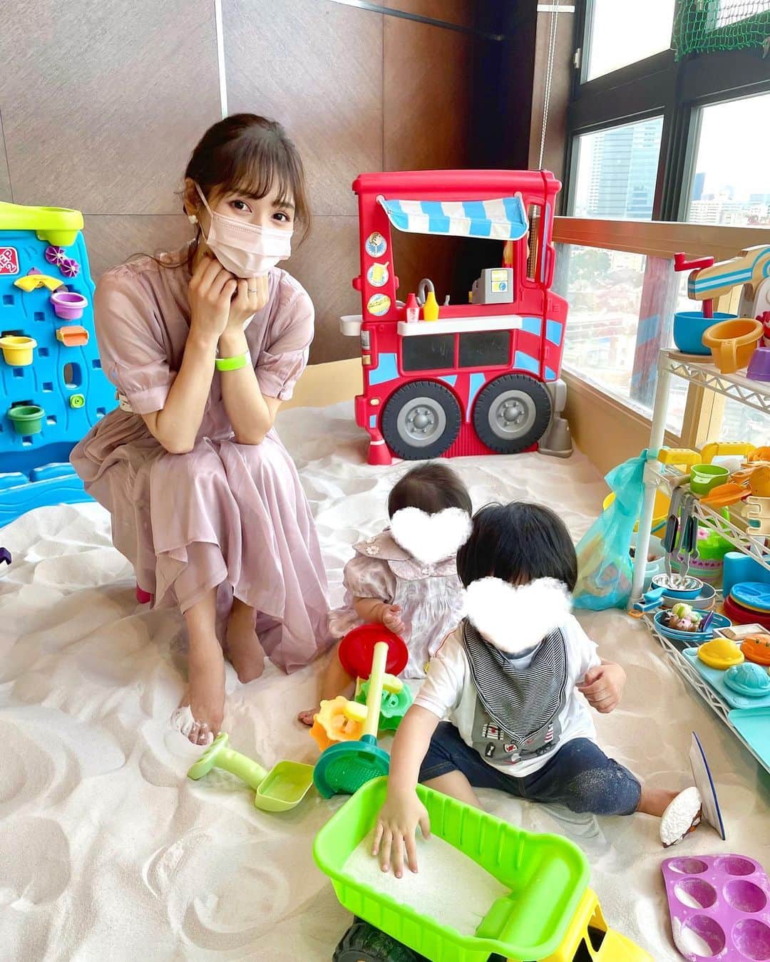 加藤瑠美さんのインスタグラム写真 - (加藤瑠美Instagram)「サラサラのお砂場❣️ 窓の外の景色が都会すぎて不思議な感じ🏙 最近暑くて、お外で遊ぶのも心配なので 室内で遊べる @shibuya.kids さんへ🌟 なんと渋谷にあります❤️  綺麗なお砂場の他にもふわふわのスライダーや トランポリン、プラレールやおままごとスペースも💡 娘が遊べそうな海外の可愛いおもちゃもありました🧸  少し狭いけど、完全予約制だからそこまで混んでいなくて 息子も娘も楽しめるグッズがあったのが良かったです💫 予約もLINEで簡単に出来ました🥰  📍playground shibuya kids @shibuya.kids  東京都渋谷区神泉町18-11 コナミスポーツクラブ渋谷9F  #渋谷#プレイグラウンド渋谷キッズ#赤ちゃんとお出かけ#年子育児#年子ママ#男の子ママ#女の子ママ#東京ママ#年子兄妹#playgroundshibuyakids」7月11日 18時17分 - katorubi