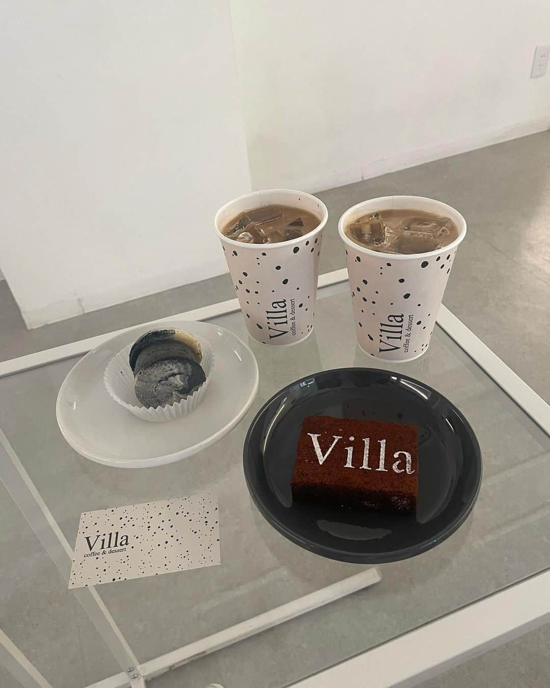 まゆぴちゅーさんのインスタグラム写真 - (まゆぴちゅーInstagram)「名古屋カフェ⸜♡⸝  🏷cafe villa (( @cafe___villa )) 📍愛知県名古屋市中区大須2-27-30 西大須ビル 1F  ここ、行ってみたかった名古屋の 無機質カフェ🇰🇷🧁❤︎！！  カフェの名前が書いてあったのが可愛すぎた ブラウニーと、 黒ごまのマカロンも見た目可愛くて味も美味しくて よかったですんっ👶🏻❤︎🫶🏻  かわいい甘党相方のまほちゃん @maho_stagram__  と行ったよーん♡趣味合うの嬉しい🙈💋  そしてこの日の黒ワンピは @ellechic_officiall の大人えちかわワンピ👗❤︎  スタイルよく見えてお気に入りです♡ . . . #cafevilla #名古屋カフェ #名古屋グルメ #大須カフェ #大須カフェ巡り #名古屋カフェ巡り #無機質カフェ #韓国風カフェ #韓国カフェ #マカロン #トゥンカロン #ワンピースコーデ #タイトワンピース」7月11日 19時16分 - mayu_03pichu