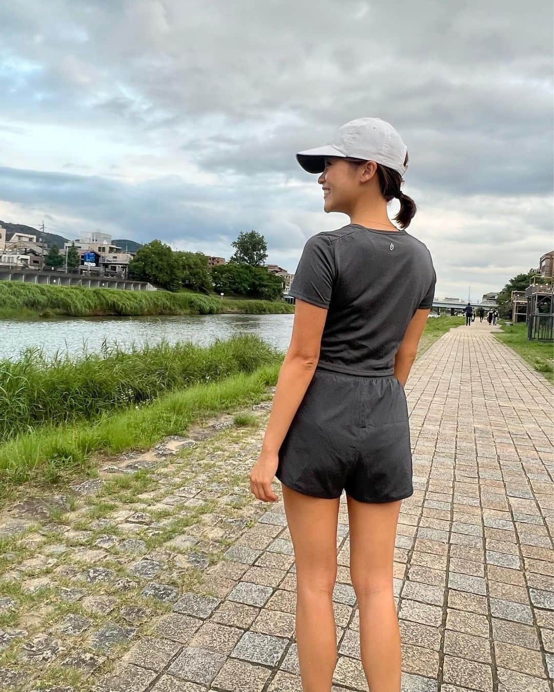 Risako Yamamotoさんのインスタグラム写真 - (Risako YamamotoInstagram)「念願の鴨川ウォーキング🦆👟💦  夕暮れ時の川沿いをお散歩、気持ちよかった♡  TOP/// #unoha BOTTOM/// #aloyoga   #kyoto #walking #healthylifestyle」7月11日 19時19分 - risako_yamamoto