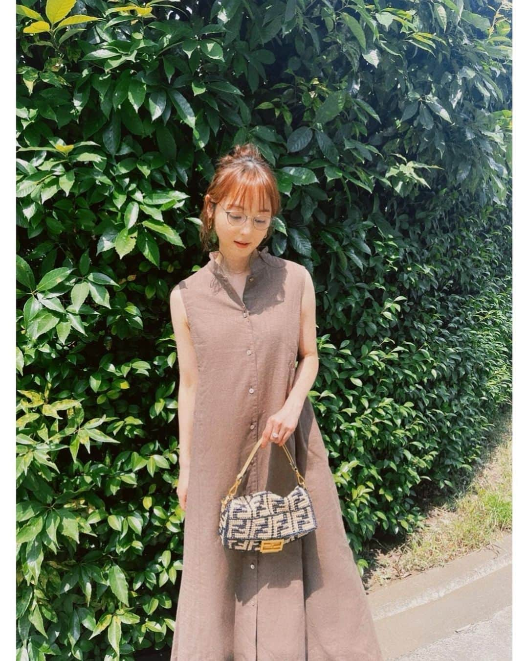 佐々木希さんのインスタグラム写真 - (佐々木希Instagram)「本日の私服。 #iNtimite で毎年人気のガーゼのワンピース。サラッとしていてべたつかずにとても気持ちいい。 ダブルガーゼなので透ける心配もなく一枚で着られるんです☺︎ #fendi の夏らしいbagと合わせました。 そして本日も#iNtimitébyEYEVAN のeyewear👓🤍」7月11日 20時24分 - nozomisasaki_official