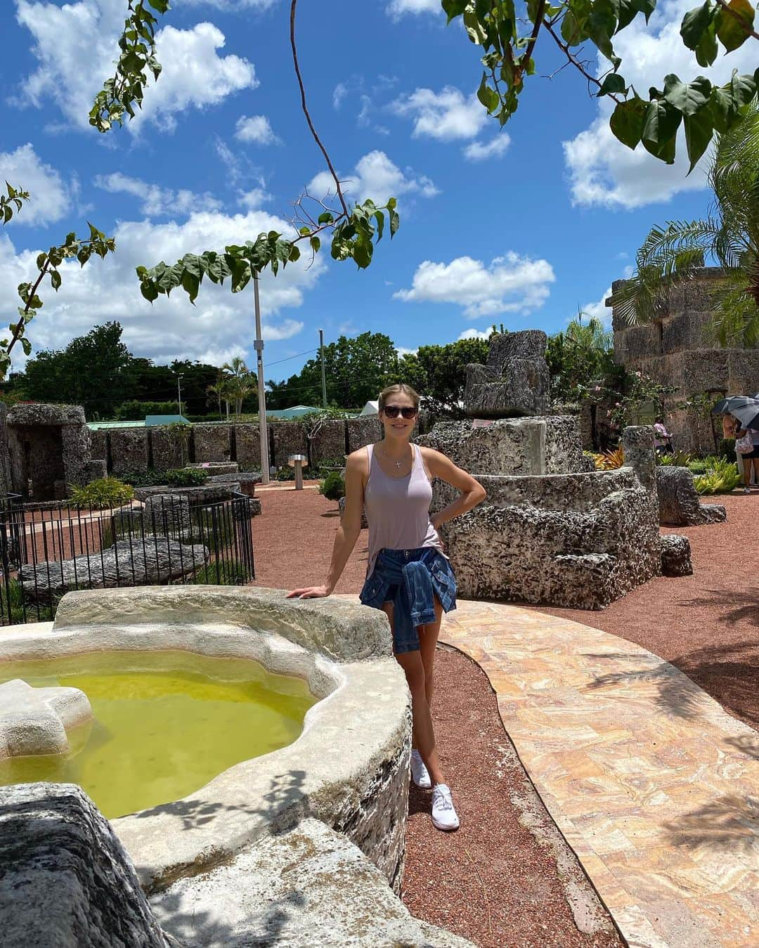 ダリヤ・クリシナさんのインスタグラム写真 - (ダリヤ・クリシナInstagram)「Coral Castle is an oolite limestone structure created by the Latvian-American eccentric Edward Leedskalnin. Coral Castle is noted for legends surrounding its creation that claim it was built single-handedly by Leedskalnin using reverse magnetism or supernatural abilities to move and carve numerous stones, each weighing many tons.  Прогулка по Коралловому замку 🏰   Этот замок известен легендами, окружающими его создание, которые утверждают, что он был построен архитектором в одиночку, используя обратный магнетизм или сверхъестественные способности для перемещения и вырезания многочисленных камней, каждый из которых весит много тонн 🪨   #coralcastle #daryaklishina」7月11日 21時08分 - dariaklishina