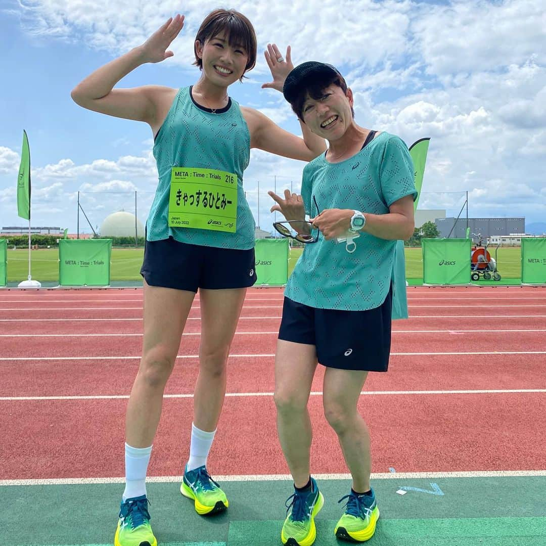 きゃっするひとみーさんのインスタグラム写真 - (きゃっするひとみーInstagram)「ASICSxSAURUS共催の大会！！！！！！！！！！！！！！  #大人の挑戦 がテーマのこの大会。  全国6会場で予選が行われ、各会場上位3名が9月に東京で行われる本選へ出場し最速ランナーを決めます👍✨✨  私は本戦に行ける実力ではないですが、今シーズンのベストを目標に🔥🔥🔥 走ってきました👍✨  結果。。 今シーズンベスト☺️先週の大阪城ナイトランより速くゴール🔥🔥  1組で走りましたが、この日唯一の太陽燦燦😅 暑いのには慣れてきてるつもりでも、やっぱ太陽のなかこのスピードはきついなーと2周目からだいぶきつかった😂 スペシャルゲストの野口みずきさんが並走しながら『前ついていくよ！！！』声かけてくださり、あと何周や。。とマイナスな気持ちになりそうな時に、どれほど助けてもらえたか😭  最後のプッシャーに現れたのはナリさん！ 背中に水かけられ、切り替えていけ！！！でラスト200mで何人抜かせたやろう😭  今回の大会は、各組にペーサーと、ラスト2000mから後押ししてくれるプッシャーペーサーが🔥🔥🔥🔥  最後まで気を抜けないし、最後まで本気で走り抜けれる大会で自己ベストもたくさん聞けました✨✨✨  この日履いていた #metaspeededgeplus もとにかく軽くて👍✨ 前に！前に！足を持っていってくれる感覚✨ メタスピードシリーズは、ピッチ走法、ストライド走法とみんなの走りに合うシューズを選べるのがいい👍✨ 筋力が落ちてしまい、以前のようにぐんぐんストライドタイプではなくなってると感じていたので、すごく良かった👍✨ 試して欲しい✨し、大会エントリーすると、15%オフクーポンが発行されるので、かなりお得に買えます🔥 バーチャル、九州、名古屋大会はまだエントリー受付中！ 7.24の名古屋大会にはまた私も走りに行きますので、一緒に挑戦をたのしみませんか？！ →エントリー詳細は　@asicsrunning_jp こちらのアカウントをチェック👍✨  5キロを400mトラックで走るのは本当にメンタルがきついです。笑 だけどこの夏のタイムトライアルは、マラソンシーズンに絶対必要！！！！！！！！！  面白すぎる大会を開催してくださった @asicsrunning_jp さん✨　@aminosaurus さん✨  スペシャルゲストの野口みずきさん　@nogumiz ✨✨  そして、ペーサー、サポートで携わってくださったSAURUSのみんなー！！！✨  スタート前わいわいと声かけ会えたCRCのみんな✨  さゆりさんの絶叫MCも最高にかっこよくてわくわく✨ @mcsayurihime   皆様おつかれさまでした❤️❤️❤️❤️❤️❤️❤️❤️❤️❤️❤️❤️  #サウルスジャパン #saurusjapan #aminosaurus #大人の挑戦がいま始まる #metaspeed #metatimetrials #asics #asicsrunning  #大阪城 #osakacastle  #run #running #マラソン大会 #大阪城公園  #きゃっするひとみー #ヘルニア #ヘルニア治療中  #マラソン #marathon  #ランニング女子  #ランニングウェア  #ショートヘア #ショートボブ #ショートカット #ベリーショート  📷📷📷 photo❤️❤️ @hiroshi_kondo_shell」7月11日 21時44分 - takaxjumppp