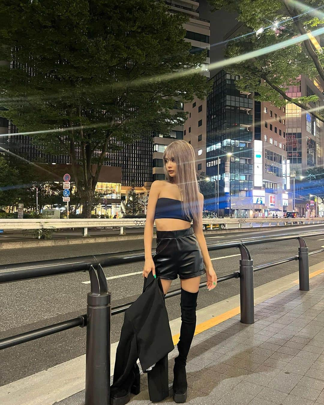 加藤美佳さんのインスタグラム写真 - (加藤美佳Instagram)「夜の渋谷✖️ブラックコーデ🖤 激アツな撮影楽しかったです！ . . #ブラックコーデ #低身長コーデ #nuts #渋谷」7月11日 22時01分 - katomika1212