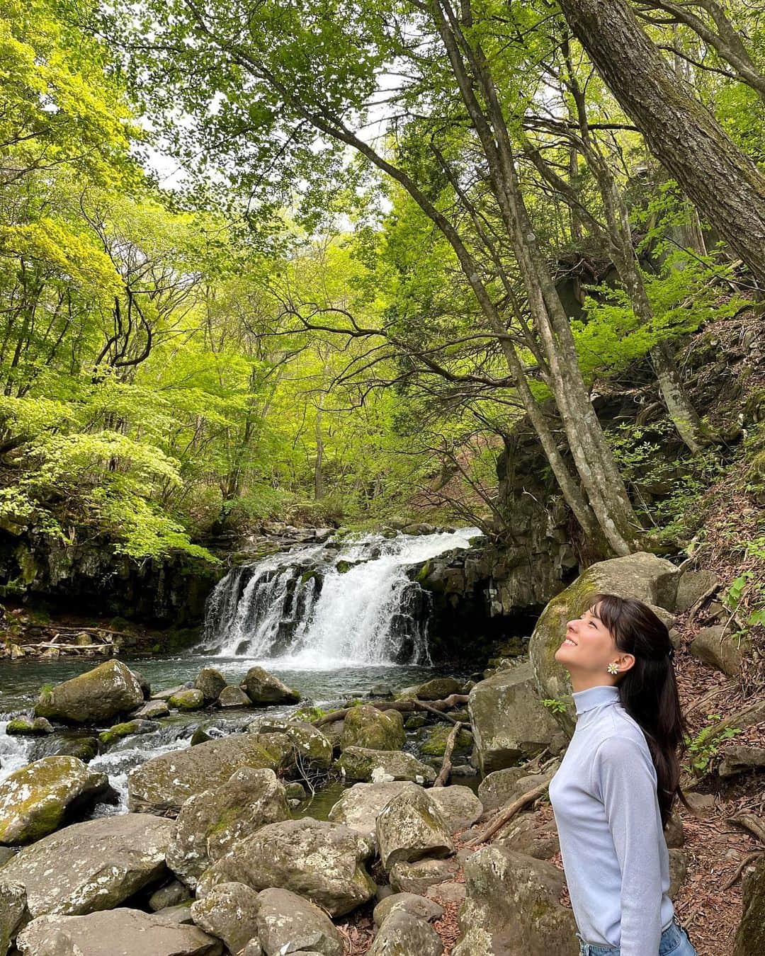 藤井美菜さんのインスタグラム写真 - (藤井美菜Instagram)「. 5月中旬の長野旅は、山と水と木々のパワーにリフレッシュできた、心の充電旅になりました🙆🏻‍♀️🍃 今はもう東京で次の撮影の準備中です🌼  最近は暑くて日中出かけるとすぐバテてしまいますが、水分補給や良い睡眠を取るように心がけて、体調管理を頑張っています😌✨  無理をしすぎない、というのも大事ですよね。 皆さんも夏バテにお気をつけて！私も頑張ります🍀  5월 중순 나가노 여행은 산과 물과 나무들의 힘을 얻어서 마음 충전 여행이 돼었어요🙆🏻‍♀️🍃  지금은 도쿄에서 다음 촬영 준비중이예요🌼  요즘은 너무 더워서 힘든데 수분보습하고 잘 자고 간강관리를 열심히 하고있어요!!  여러분도 너무 무리는 하지 마시고…화이팅이예요!!  저도 화이팅할게요🍀  #スワンに乗りたかった #写真だけ撮った #でもてんとう虫も悪くなかった #でもてんとう虫かなぁ#🐞  #長野#長野旅 나가노#여행#일본여행#무당벌레 #japan#nagano#japantrip#garden#flower#Ladybug」7月11日 22時19分 - fujii_mina_0715