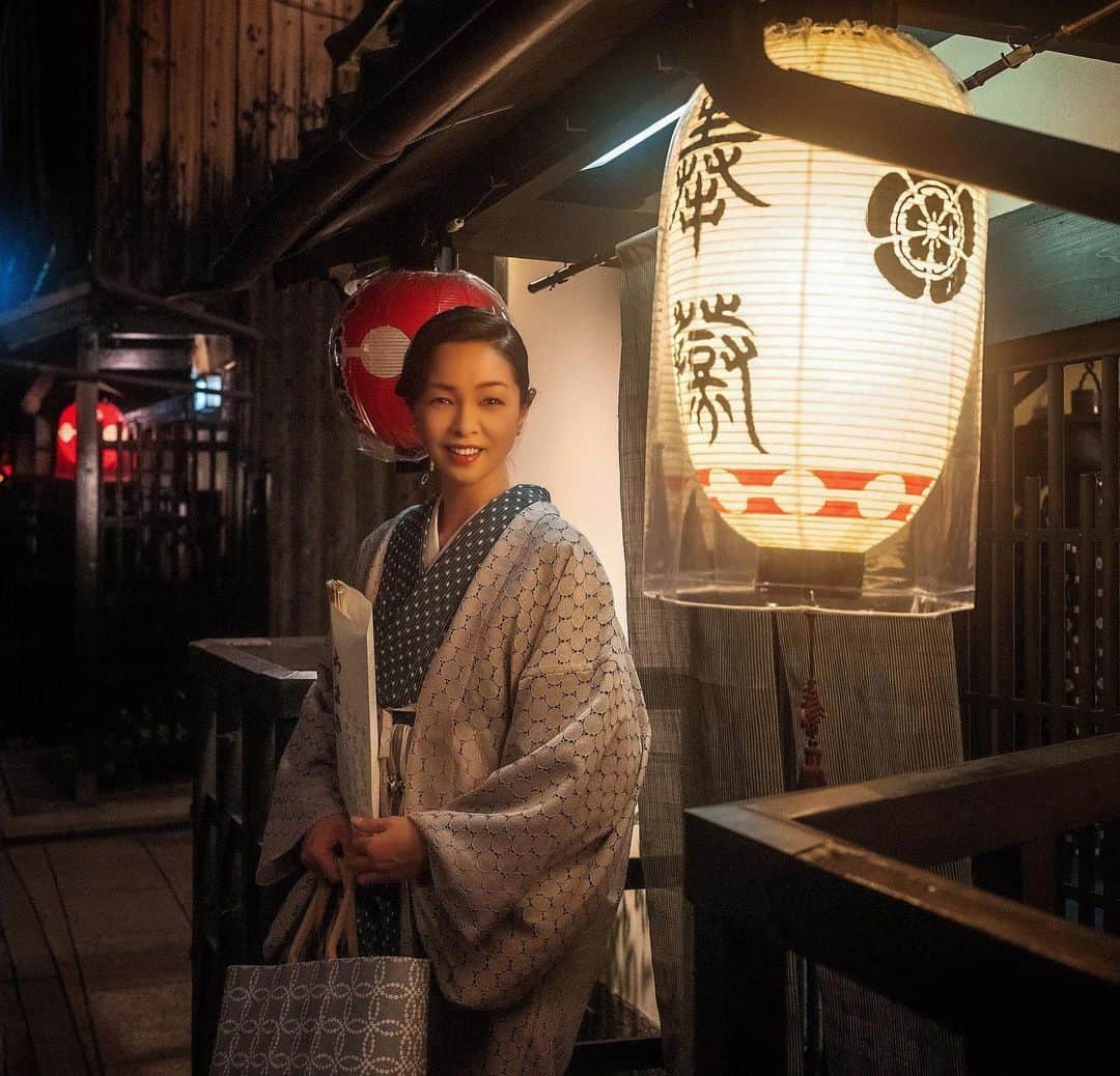 川原亜矢子さんのインスタグラム写真 - (川原亜矢子Instagram)「路地(ろうじ)の夜 #kyoto #gion #trip #kimono #alley #京都 #路地 #着物 #旅 #しゃぶしゃぶ #十二段家本店」7月11日 22時55分 - ayakokawahara