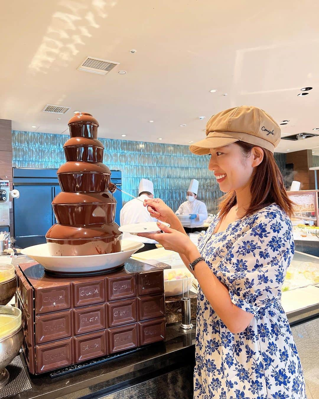 庄司ゆうこさんのインスタグラム写真 - (庄司ゆうこInstagram)「大好きなチョコレートフォンデュ😘🍫 マシュマロにチョコたっぷり付けて食べるの美味しかった❤️ そして被ってる帽子は @coniglio325 コニーリョのだよ✨ この色は完売しちゃったみたいだけど、他にはブラックやグレー、アイボリーがあるので、被りやすいし可愛いから他の色も欲しくなってきた😋 ちなみに後ろでサイズも調整出来るよーっ✨ 最後の動画は明治神宮！！ 月に一度必ず行ってるんだけど、今日は暑いからか人が少なくて参拝日和でした🤗 まずは来週の富士山登山、一緒に行くメンバーが無事に登れてご来光見れますようにとお願いしてきました🥺 富士山登山経験者さん、これは持参したほうがいいって言うのあれば是非教えてください🥺初心者過ぎて今からドキドキです🥺 #チョコレート#チョコレートフォンデュ#ビュッフェ#マシュマロ#帽子#コニーリョ#明治神宮#参拝#富士山登山#いよいよ来週#ドキドキ#わくわく#ワンピースコーデ #gu」7月11日 23時43分 - yuko.shoji