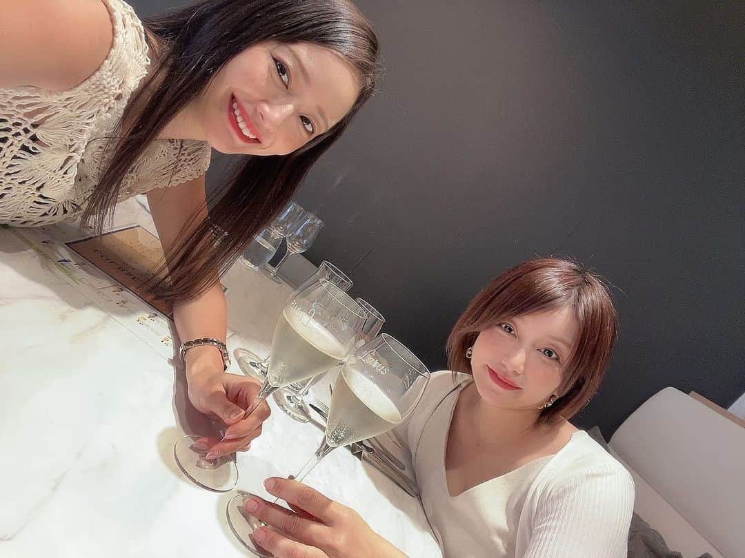 吉山りささんのインスタグラム写真 - (吉山りさInstagram)「😋🥂😋 えりちゃんを笑顔にさせる会🥰🫶🏻💕  大好きなチェルディさんで乾杯🥂🇮🇹✨  そして 2件目は魚三で乾杯😎🍻😎  スリッパの形のトイレ久々に入った😂  そして 帰りに鼻緒が切れて途中から片足裸足🏋🏻‍♀️はだしのゲン改め吉山ゲン  気に入ってたのにな〜JUICYのビーサン🥹  またすぐね💕   #女子会  #門仲  #門仲グルメ  #門前仲町  #門前仲町グルメ @__cerdi__  #スパークリングワイン  #ワイン #お酒好き女子 疑惑😎 #食べるの大好き女子 ちょこちょこ1日ずーっと食べてたい人🫶🏻 #魚三酒場    #吉山りさ #モデル  #フリーモデル  #撮影モデル  #撮影  次は北海道✈️」7月12日 7時53分 - oreorerisa