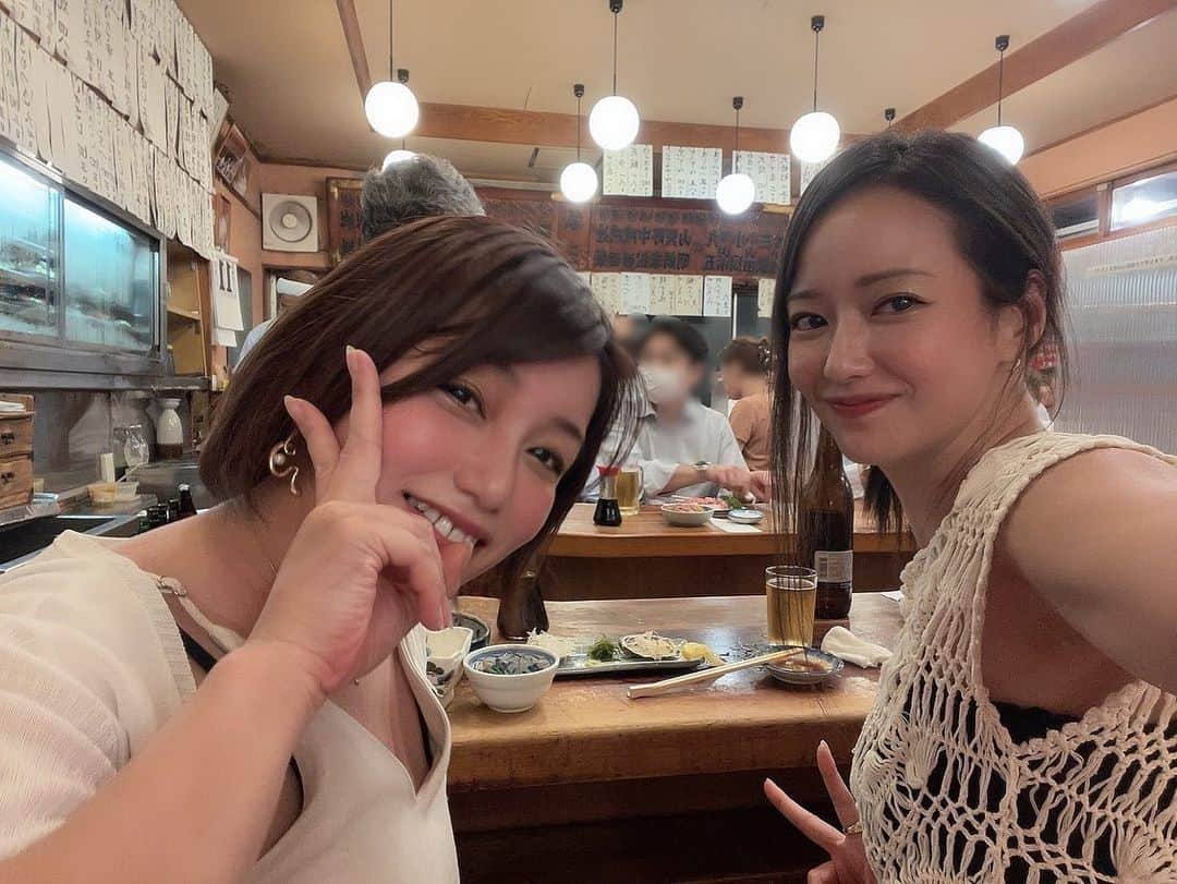 吉山りささんのインスタグラム写真 - (吉山りさInstagram)「😋🥂😋 えりちゃんを笑顔にさせる会🥰🫶🏻💕  大好きなチェルディさんで乾杯🥂🇮🇹✨  そして 2件目は魚三で乾杯😎🍻😎  スリッパの形のトイレ久々に入った😂  そして 帰りに鼻緒が切れて途中から片足裸足🏋🏻‍♀️はだしのゲン改め吉山ゲン  気に入ってたのにな〜JUICYのビーサン🥹  またすぐね💕   #女子会  #門仲  #門仲グルメ  #門前仲町  #門前仲町グルメ @__cerdi__  #スパークリングワイン  #ワイン #お酒好き女子 疑惑😎 #食べるの大好き女子 ちょこちょこ1日ずーっと食べてたい人🫶🏻 #魚三酒場    #吉山りさ #モデル  #フリーモデル  #撮影モデル  #撮影  次は北海道✈️」7月12日 7時53分 - oreorerisa