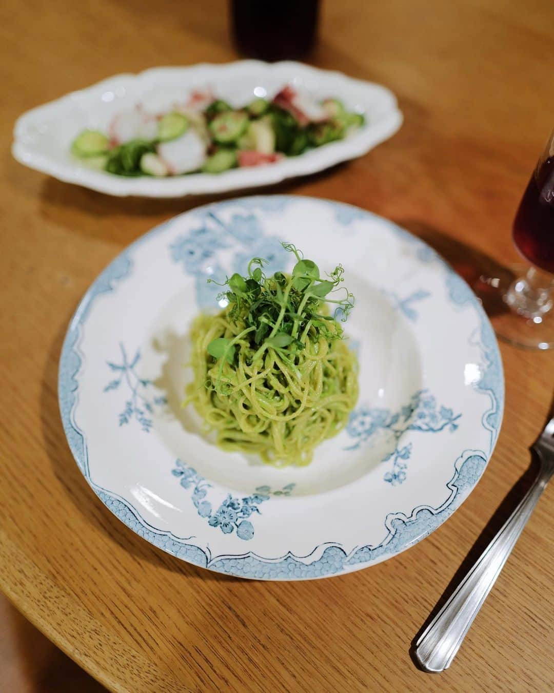 高山都さんのインスタグラム写真 - (高山都Instagram)「きのうは、ひとり飯🍴 なんだか、ものすごく久々な気がしてちょっとウキウキもしていた。 ひとりだから手抜きって選択肢はない。 夕方作っておいた、バジルのジェノベーゼを @zenb_japan の豆の麺で和えて。 タコとセロリときゅうりは甘酸っぱくマリネに。 翌日も仕事だから、浮腫むの嫌だなーと、ジェノベをケチったら味が薄かった🥲 帰宅した夫🙋🏻‍♂️が、小腹減ったと言うので @zenb_japan の煮麺を。揚げ浸しの残りを乗せたら、なんかいい感じ！ #みやれゴハン」7月12日 9時25分 - miyare38