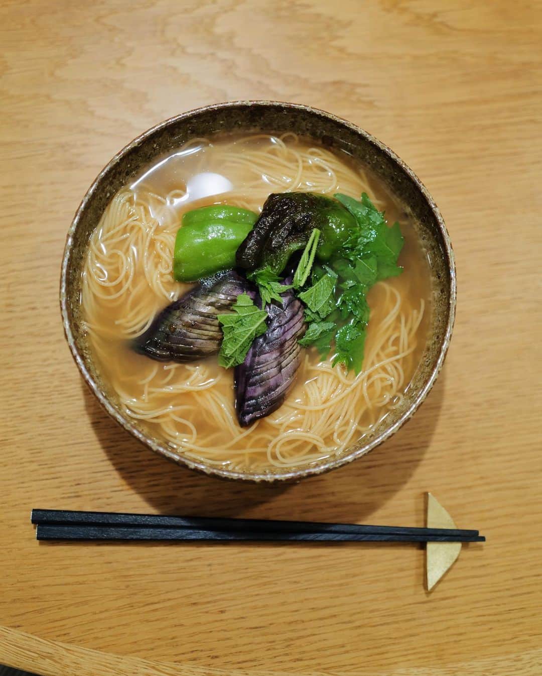 高山都さんのインスタグラム写真 - (高山都Instagram)「きのうは、ひとり飯🍴 なんだか、ものすごく久々な気がしてちょっとウキウキもしていた。 ひとりだから手抜きって選択肢はない。 夕方作っておいた、バジルのジェノベーゼを @zenb_japan の豆の麺で和えて。 タコとセロリときゅうりは甘酸っぱくマリネに。 翌日も仕事だから、浮腫むの嫌だなーと、ジェノベをケチったら味が薄かった🥲 帰宅した夫🙋🏻‍♂️が、小腹減ったと言うので @zenb_japan の煮麺を。揚げ浸しの残りを乗せたら、なんかいい感じ！ #みやれゴハン」7月12日 9時25分 - miyare38