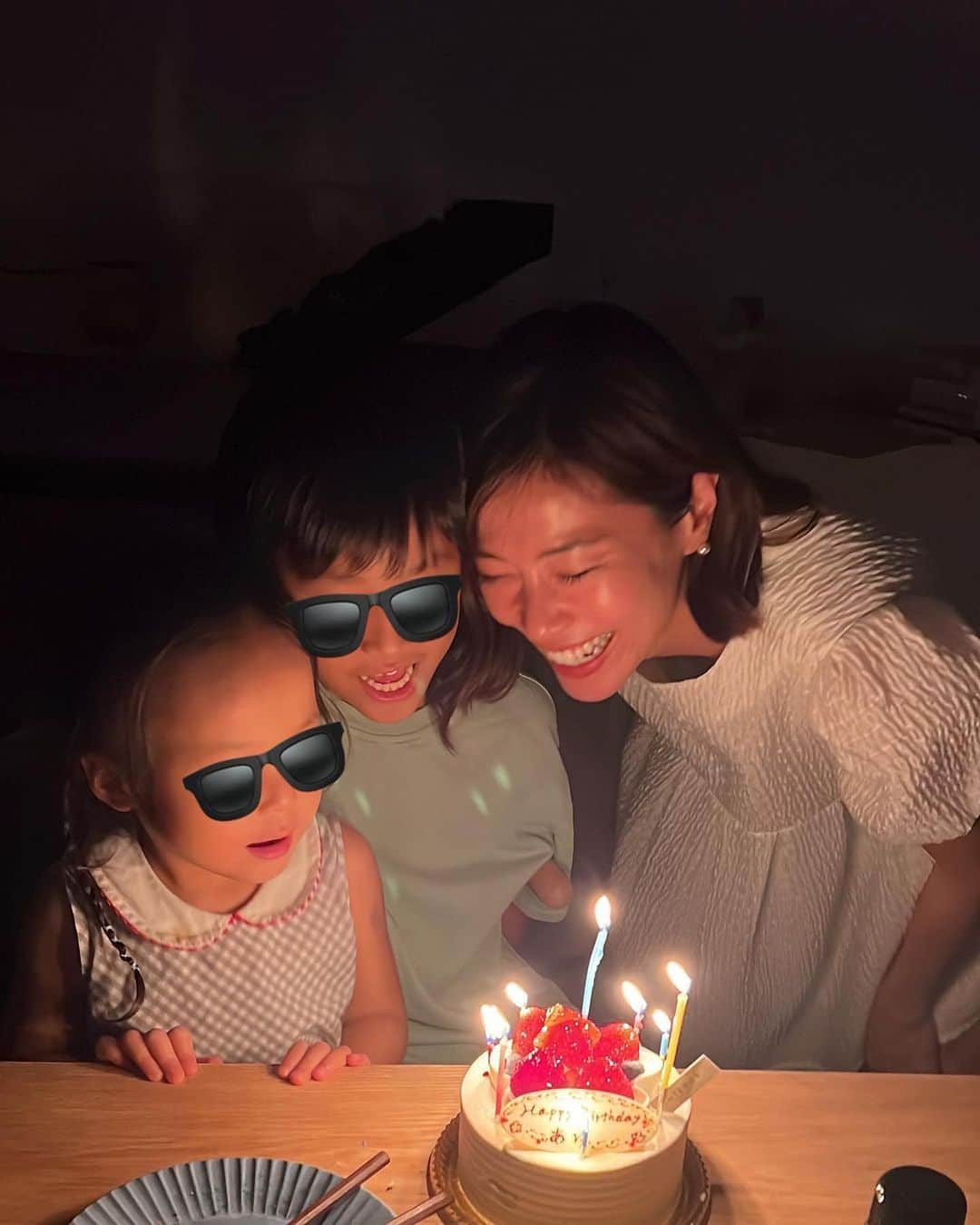 ayu kagawaさんのインスタグラム写真 - (ayu kagawaInstagram)「お誕生日の夜は家で家族がお祝いしてくれた🎂🥰🤝 お花屋さんでお花も包装紙も全部娘が選んだってパパとどや顔で帰ってきた😉💐 もうそんなこともできるのね🥹👏  息子からのお手紙💌 ママの好きなところは３つ。 １つへんがお ２つへんなうたをうたう ３つ女の人でいちばんかたがつよい  あかん、自分が思ってたお母さん像とは違う😇 でもお手紙が何より嬉しいわ🥰💌  #お誕生日の記録」7月12日 9時53分 - ayuyunyun