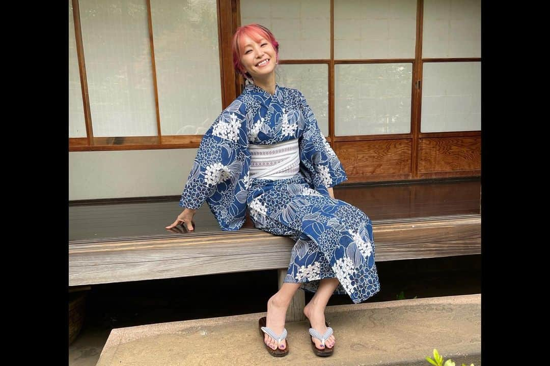 LiSAさんのインスタグラム写真 - (LiSAInstagram)「おはよーーー☻☀︎ リサマガ、vol.2 夏のお届けでーすっ！👘📰  開くと2面ポスターみたい！📰🧪  喫茶ニカイさんは、カラフルなクリームソーダがたくさんあるの☻夏好きだなぁ〜🥤 クリームソーダだなぁ〜 @kissa.nikai   浴衣は妹が着付けてくれました👘 @xyui_olivex   📸　@takanori_fujishiro  💄　@tabatabamake   今から　#りさぼん　ゲットしてくれたみなさんにも、#リサマガ　vol.1とvol.2 ダブルで届きます☻♡⃛ https://lxixsxaxbookx.com/s/fc13/?ima=2734  #りさぼん　 #リサマガ」7月12日 10時37分 - xlisa_olivex