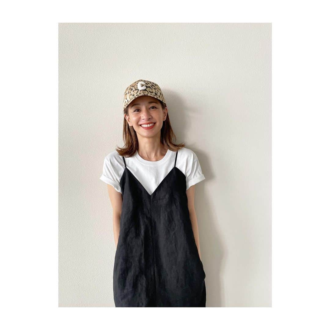 稲沢朋子さんのインスタグラム写真 - (稲沢朋子Instagram)「撮影後に📸 ストーリーにpostしたTシャツ👕 着心地はもちろん👍 @fruitoftheloom_japan ✖︎ @tomoyoshi_takada の3StyleパックT！ 今回はその中のSteve を着たよ💛 あとJames🖤Alan❤︎がいます☺️ ネックや袖、丈など其々にこだわりがあるの！ 素材は、薄すぎず厚すぎずの程よい生地感で嬉しい。 men'sTシャツだから私はMsizeで、このサイズ感が今の気分 デザインにより合わせる服を選ぶ楽しみがある👌 Steveは1番ネックの広いタイプです  #アイテムタップしてね」7月12日 10時39分 - ina_tomo