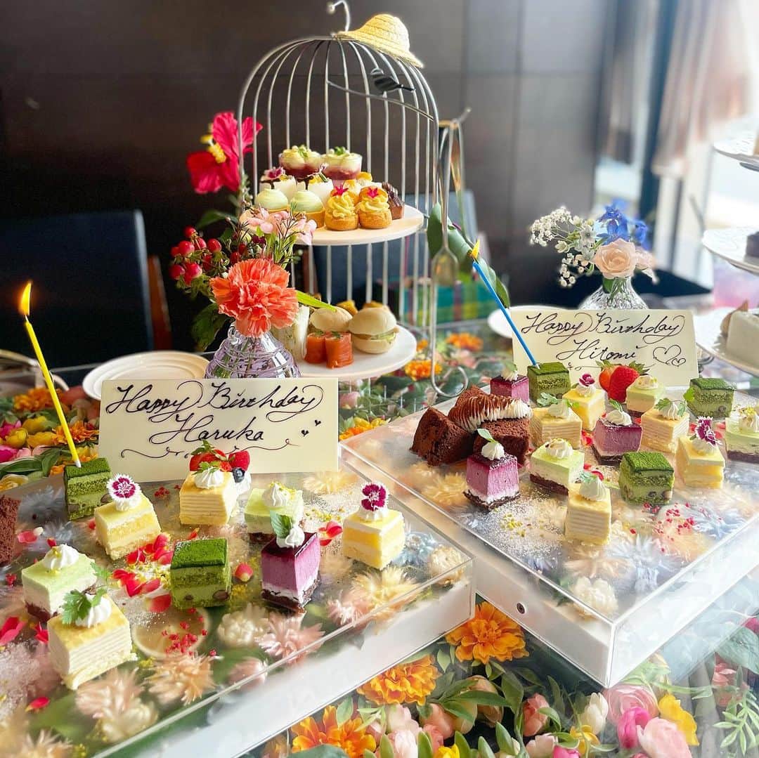 黒澤ゆりかさんのインスタグラム写真 - (黒澤ゆりかInstagram)「とっても可愛いレギャントーキョーで友達のお誕生日のお祝いをしてきました🎂🤗  夏のアフタヌーンティー🫖 季節感を感じさせる👒飾りや メロンの形のケーキがあって可愛いのに美味しくて最高でした😋　  テーブルが全部お花💐になっててそれも素敵でした🥹  いくつになってもお祝いしあえるって幸せですね☺️  @legiantokyo  #渋谷カフェ　 #アフタヌーンティーフラワープレート　#レギャン東京」7月12日 11時09分 - yurikakurosawa
