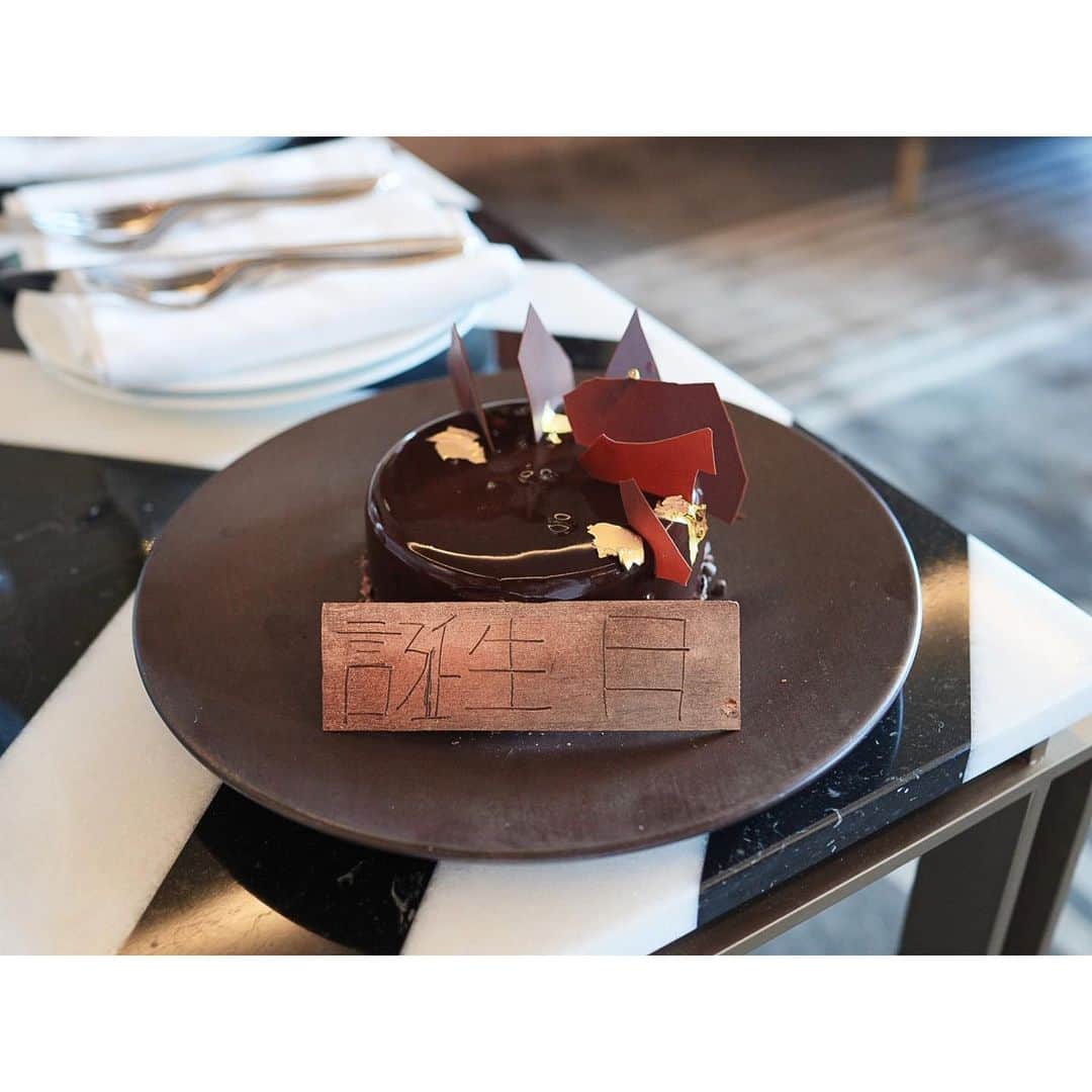 石井美保さんのインスタグラム写真 - (石井美保Instagram)「ホテルからのサービスでケーキを用意して頂いたのですが、フランスの方が検索して一生懸命書いてくださったんでしょうね😁 プレートにプププ🤭トレーニングルームも付いてるお部屋だしと、今回は甘いもの制限を一旦無しにしましたよ。Parisで食べるオペラは別格😋#mihoishii_paris」7月12日 11時55分 - miho_ishii