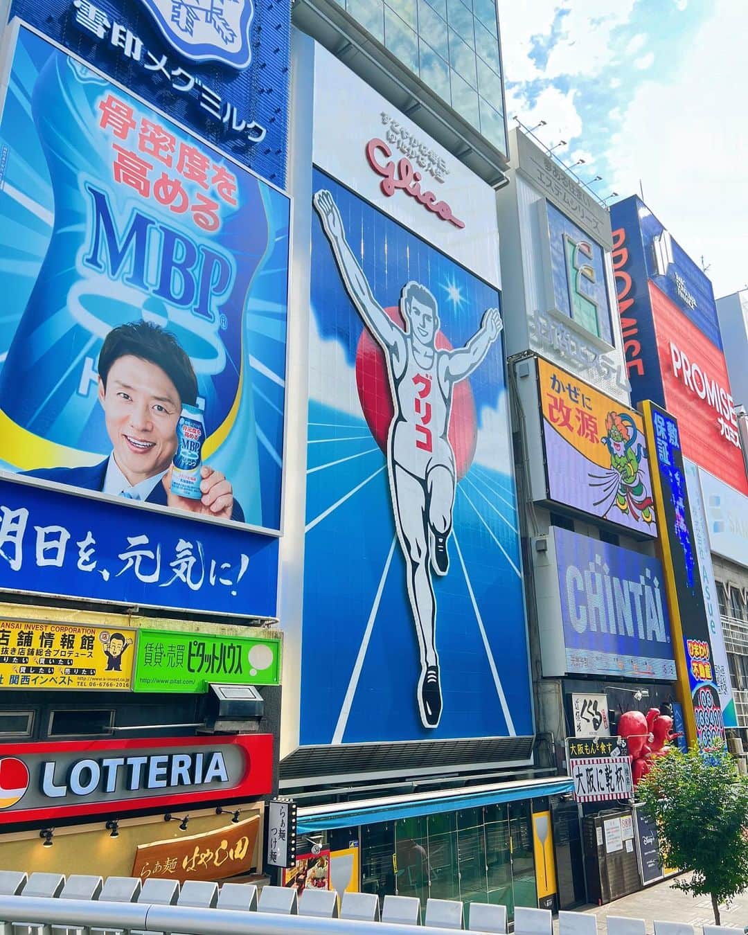 みもれもんさんのインスタグラム写真 - (みもれもんInstagram)「The signboard of Osaka and the deceased!  The design has evolved and is cool!✨  大阪に遊びに来たらグリコの前で 写真撮りがちですよねぇ🙄🥳🐙 私は5代目グリコから知っている みたいなんですけど🌈みんなは グリコの看板見たことあるー？⭐️  #大阪 #アメリカ村 #アメ村 #インスタグラビア #黒髪 #ボブ #日本女孩 #私服 #みもれもん#ootdfashion #valentino #prada  #Japanesegirl #japan  #osaka #Mimolemon #NFT #opensea」7月12日 12時15分 - mimore_mon0929