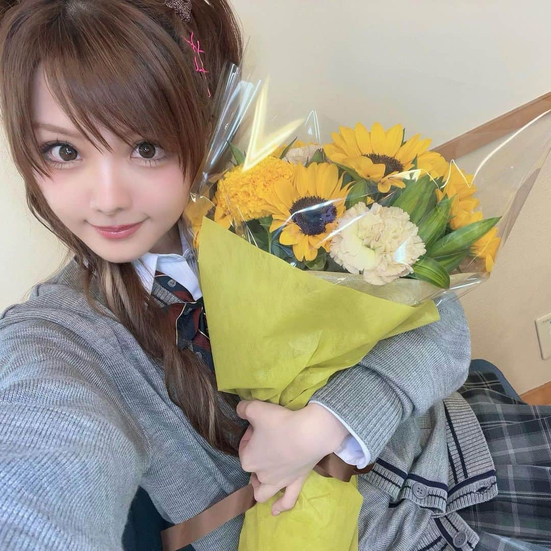 田中れいなさんのインスタグラム写真 - (田中れいなInstagram)「. オフショット📸💕 ひまわり頂きました🌻お花大好き♩  髪の毛の左のピンクのピンがポイントです🍑✧ ・‥…━━━☞・‥…━━━☞ #エステー #米唐番 #🌶 #CM #オフショット #ひまわり」7月12日 12時32分 - tanakareina.lovendor