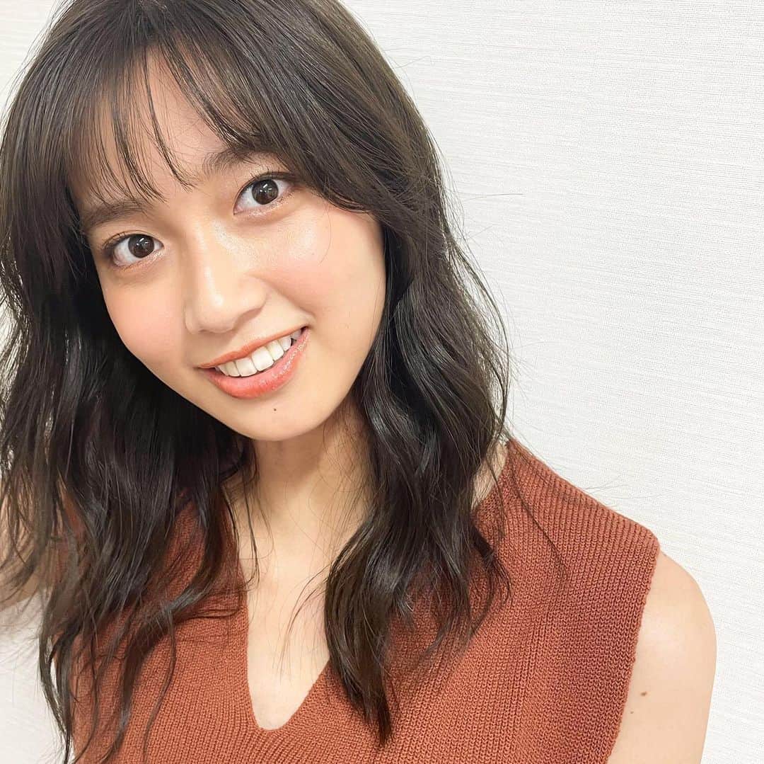 間瀬遥花さんのインスタグラム写真 - (間瀬遥花Instagram)「. 昨日の放送で髪色暗くなったねって気づいてくれた人が数人いてびっくり！ . そうなんです、先週カットカラー&トリートメントまた行ってきました🌼 . 色は落ち着けたいけど重くはしたくない、そして紫外線ダメージからも守りたいって私のワガママを全部聞いてくれる @pcott_miri さんいつもありがとうございます🥰 . .  #渋谷 #渋谷ヘアサロン #渋谷美容室 #渋谷美容院 #pcott #ピコット #ヘアカラー #ヘアケア #ヘアカット #ヘアサロン #美容院 #美容室」7月12日 16時22分 - maseharu_929