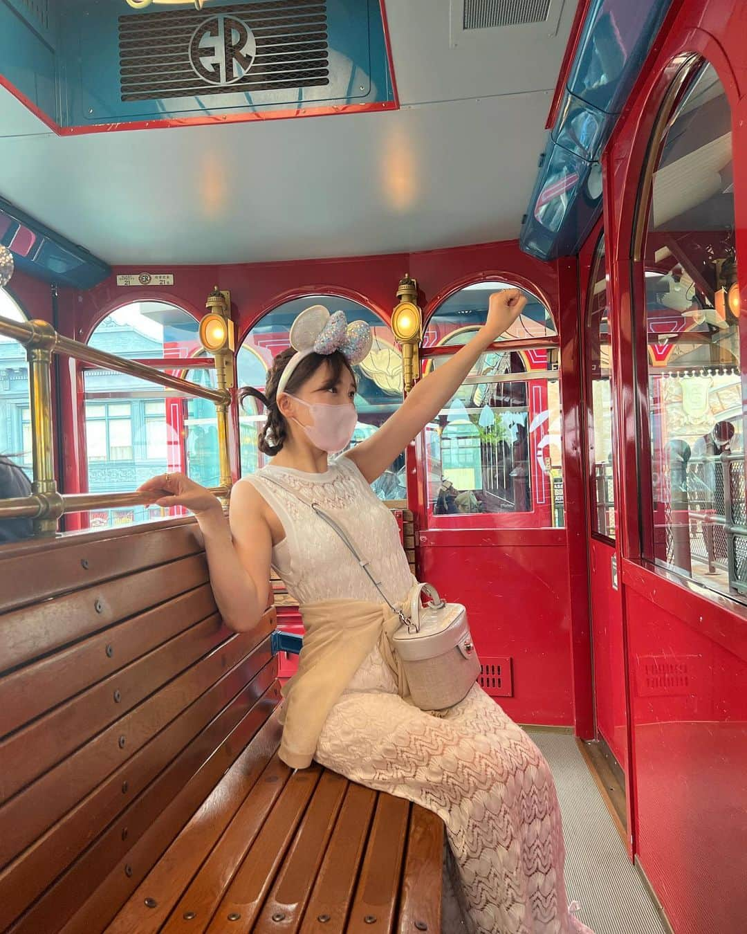 森川侑美さんのインスタグラム写真 - (森川侑美Instagram)「3年ぶりのディズニーシー🚢🫧!  雨、なんとかもってます☔️ 今からパレード🌈🐭🌟 大阪御堂筋パレードに来てくれたミッキーミニー、 それ以来の再会で2年半ぶり🥹 うるうる🥹  #東京ディズニーシー」7月12日 16時35分 - yumi.morikawa322