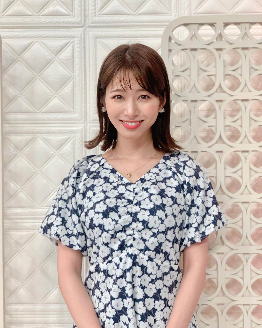 海老原優香さんのインスタグラム写真 - (海老原優香Instagram)「外ハネ強めの日☺︎  ボブ好評で嬉しいです〜🙈💕  #primenews #花柄ワンピース #外ハネボブ#切りっぱなしボブ」7月12日 16時53分 - ebioffi