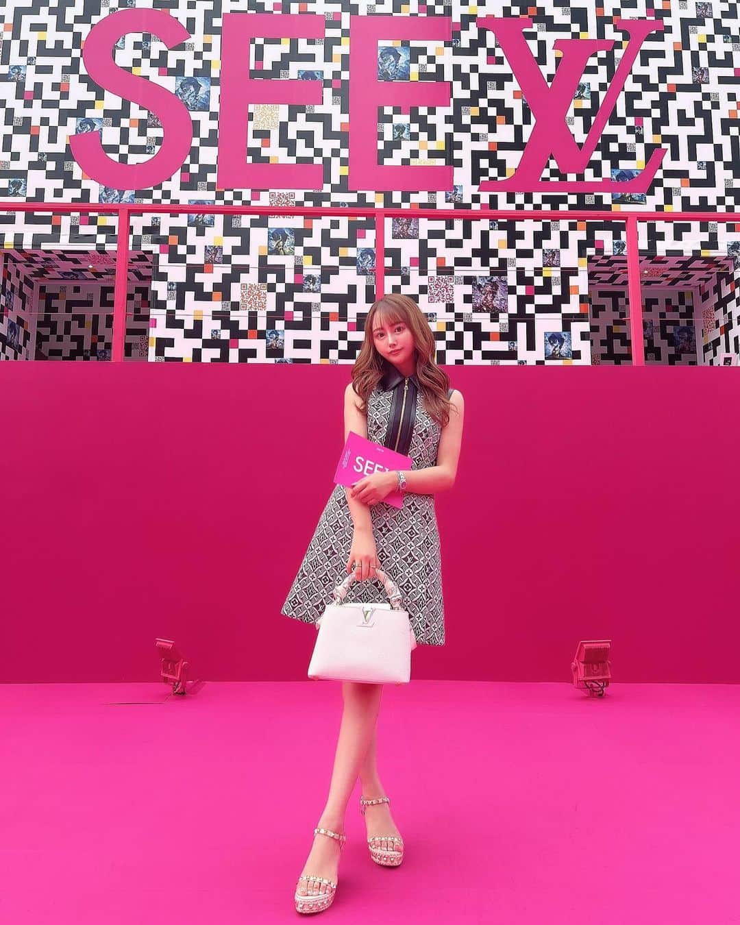 SHIHOさんのインスタグラム写真 - (SHIHOInstagram)「. . SEELV💗💗💗💗💗💗 . (( @louisvuitton )) . . . 去年のだけどお気に入りの @louisvuitton のワンピースに 白のカプシーヌで合わせたよ🌺🤍 . . . メゾンの160余年におよぶ歴史を巡る旅🤍 ほんとに素敵な空間で行ってよかった😢💕 . . . 📍東京ミッドタウン 芝生広場 東京都港区赤坂9-7-1 2022年7月8日(金)-8月21日(日) . . . #louisvuitton #louisvuittonbag #louisvuitton #seelv #seelv展 #六本木 #ミッドタウン #ルイヴィトン #ルイヴィトンバッグ #カプシーヌ #カプシーヌbb」7月12日 17時16分 - cham_pipi