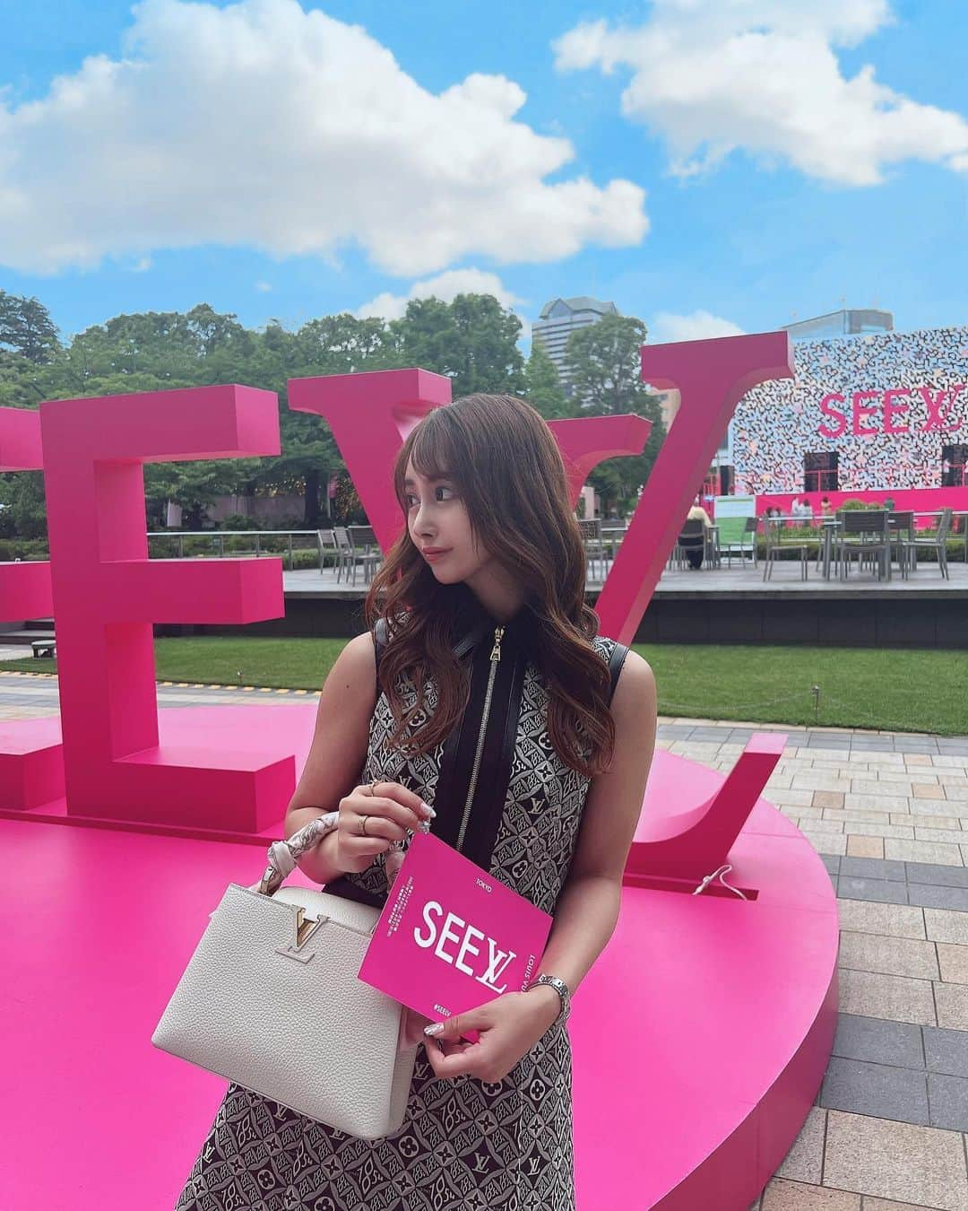 SHIHOさんのインスタグラム写真 - (SHIHOInstagram)「. . SEELV💗💗💗💗💗💗 . (( @louisvuitton )) . . . 去年のだけどお気に入りの @louisvuitton のワンピースに 白のカプシーヌで合わせたよ🌺🤍 . . . メゾンの160余年におよぶ歴史を巡る旅🤍 ほんとに素敵な空間で行ってよかった😢💕 . . . 📍東京ミッドタウン 芝生広場 東京都港区赤坂9-7-1 2022年7月8日(金)-8月21日(日) . . . #louisvuitton #louisvuittonbag #louisvuitton #seelv #seelv展 #六本木 #ミッドタウン #ルイヴィトン #ルイヴィトンバッグ #カプシーヌ #カプシーヌbb」7月12日 17時16分 - cham_pipi