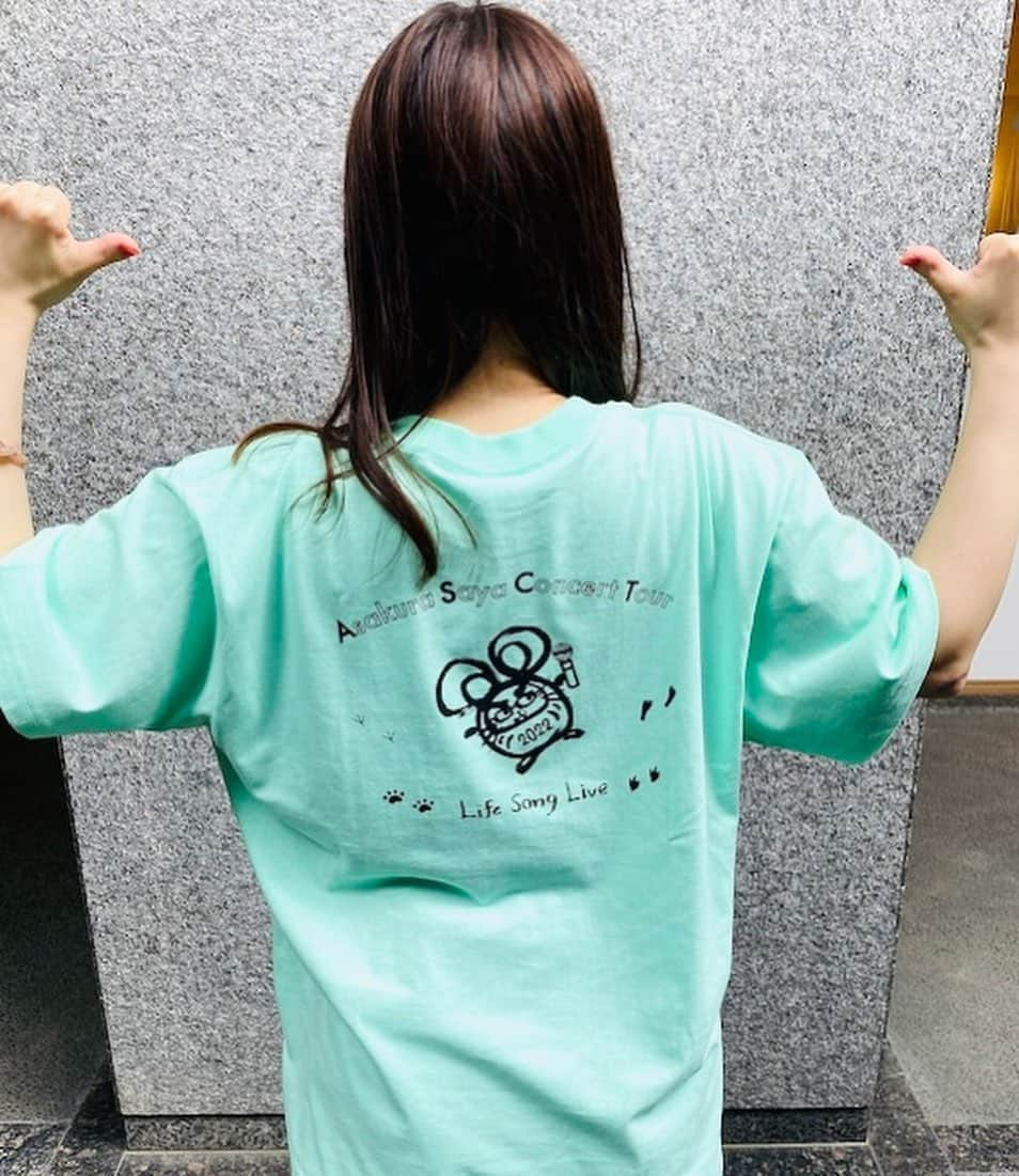 朝倉さやさんのインスタグラム写真 - (朝倉さやInstagram)「ツアー会場で発売中の「Life Song Live」ツアーTシャツ👕💕 朝倉さや専門店でも発売開始されました〜！  今回もうきうきデザインしました❤️‍🔥 色んな伝説生物たちの足跡...🐾 歩いて走って時々お昼寝したりしながら これからも一緒にワクワク♩大行進すっゾー！！！ そんな想いを込めました。 ぜひチェックしてみでけろなぁ〜🥰  ◼️朝倉さやTシャツ初となる背面デザイン ◼️全６色×５サイズ（S、M、L、XL、XXL） (※数量に限りがございますので是非お早めにチェックしてみてください♪)  🌻朝倉さや専門店▶︎▶︎▶︎https://asakurasaya.thebase.in/items/64691792  #朝倉さや #Tシャツ #ツアーグッズ #ツアーTシャツ」7月12日 17時26分 - asakurasaya