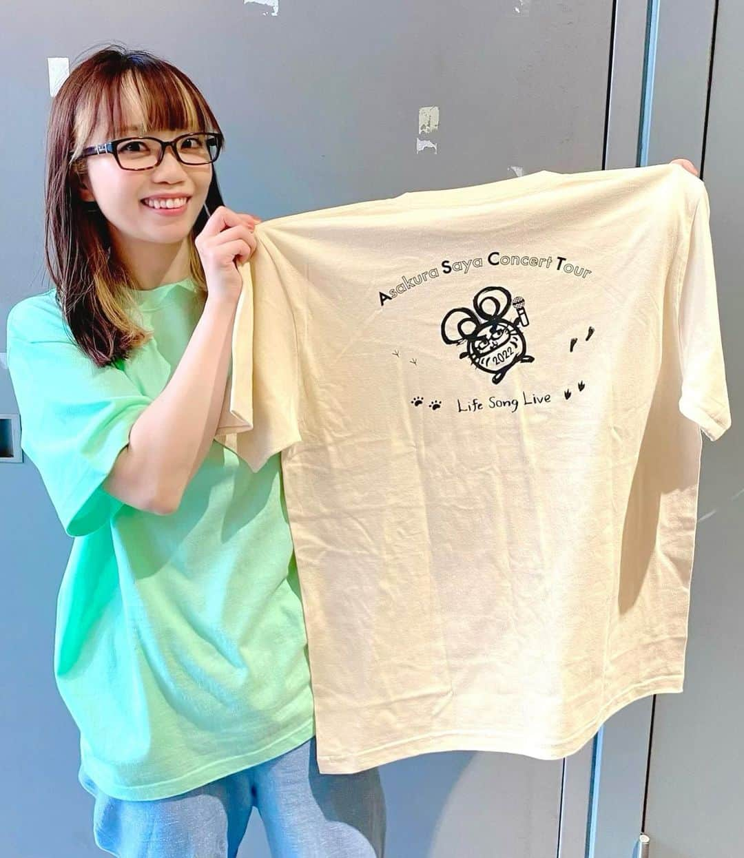 朝倉さやさんのインスタグラム写真 - (朝倉さやInstagram)「ツアー会場で発売中の「Life Song Live」ツアーTシャツ👕💕 朝倉さや専門店でも発売開始されました〜！  今回もうきうきデザインしました❤️‍🔥 色んな伝説生物たちの足跡...🐾 歩いて走って時々お昼寝したりしながら これからも一緒にワクワク♩大行進すっゾー！！！ そんな想いを込めました。 ぜひチェックしてみでけろなぁ〜🥰  ◼️朝倉さやTシャツ初となる背面デザイン ◼️全６色×５サイズ（S、M、L、XL、XXL） (※数量に限りがございますので是非お早めにチェックしてみてください♪)  🌻朝倉さや専門店▶︎▶︎▶︎https://asakurasaya.thebase.in/items/64691792  #朝倉さや #Tシャツ #ツアーグッズ #ツアーTシャツ」7月12日 17時26分 - asakurasaya