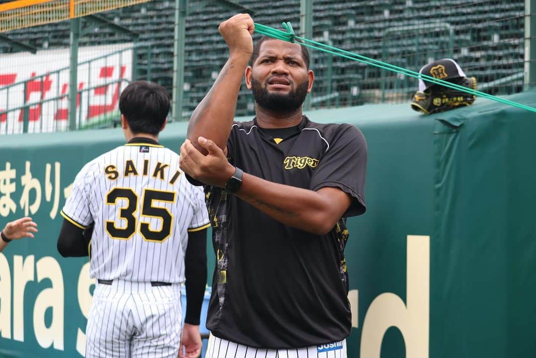 阪神タイガースさんのインスタグラム写真 - (阪神タイガースInstagram)「7月12日巨人戦、本日の試合前練習の様子をお届けします！ #渡邉雄大 選手 #才木浩人 選手 #齋藤友貴哉 選手 #加治屋蓮 選手 #ラウルアルカンタラ 選手 #アデルリンロドリゲス 選手 #山本泰寛 選手 #北條史也 選手 #大山悠輔 選手 #小幡竜平 選手 #阪神タイガース  #イチにカケル！」7月12日 17時29分 - hanshintigers_official