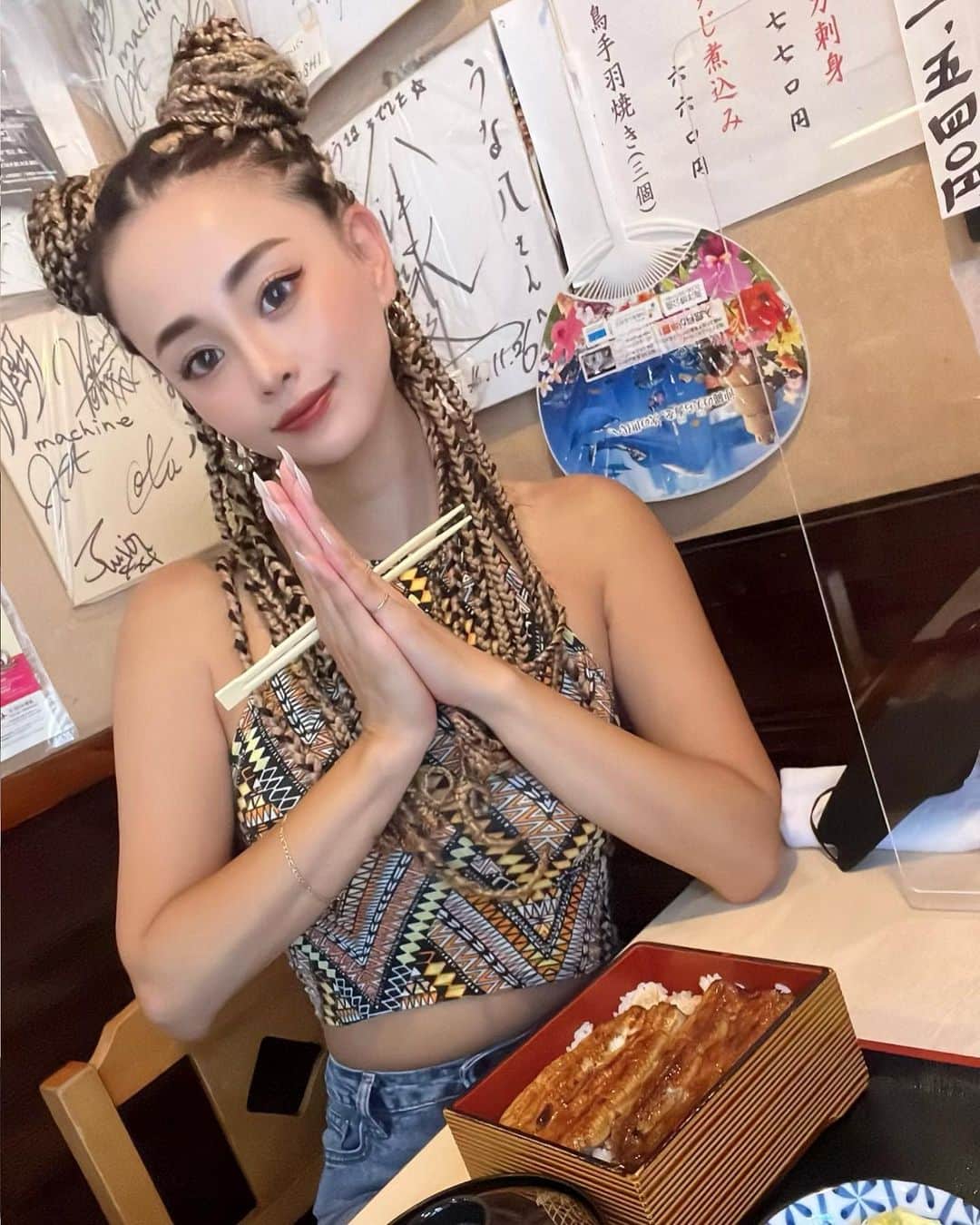 yumiさんのインスタグラム写真 - (yumiInstagram)「. やっほゆみだよ🪷 フラパお疲れ様会してもらって大好きな鰻ごちそうになった🤤💗 ブレイズは　@2030vingttrente_toshitsugu にやってもらったよ💈✂️ 可愛いから気に入ってるけど6日目にして限界を迎えた😇 . モンストが初のジョジョの奇妙な冒険ストーンオーシャンコラボ😫💗 えーやんえーやん嬉しいわ 徐倫ぽく見える？🫠 . . #ブレイズ #モンスターストライク #モンスト #ストーンオーシャン #ジョジョの奇妙な冒険」7月12日 17時48分 - yumiiiiiiiii_