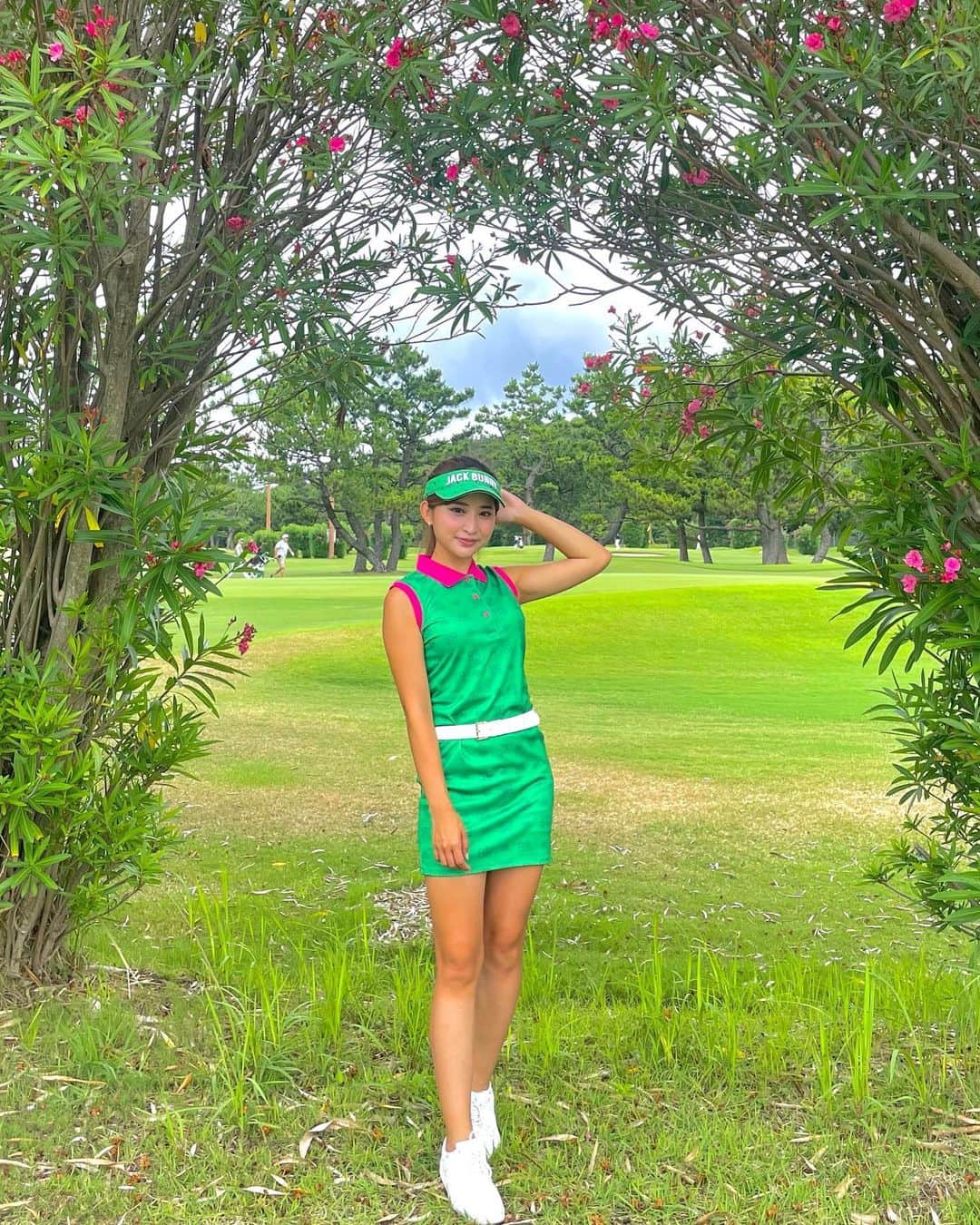 YUKAさんのインスタグラム写真 - (YUKAInstagram)「リゾートゴルフでも着たいと思っていたゴルフウェア😍✨ @bestitagolf  シルエットが綺麗で、とっても可愛い😍  木と花と色がリンクしました🫢🌳💗💗  さくっと大岳ショートコース🏌️‍♀️ バンカーと、バンカー越えのアプローチ練習もできることをはじめて知って。 たくさん練習できました😎⛳️⛳️  #bestitagolf #bestita #ゴルフ女子#golf#golfwear#golfer#高尔夫球#福岡ゴルフ#九州ゴルファー#ゴルフ#ゴルフ好き#ゴルフコーデ#ゴルフグッズ#ゴルフウェア#ゴルフワンピース#ゴルフ好きな人と繋がりたい」7月12日 19時02分 - yuka_golf_glam